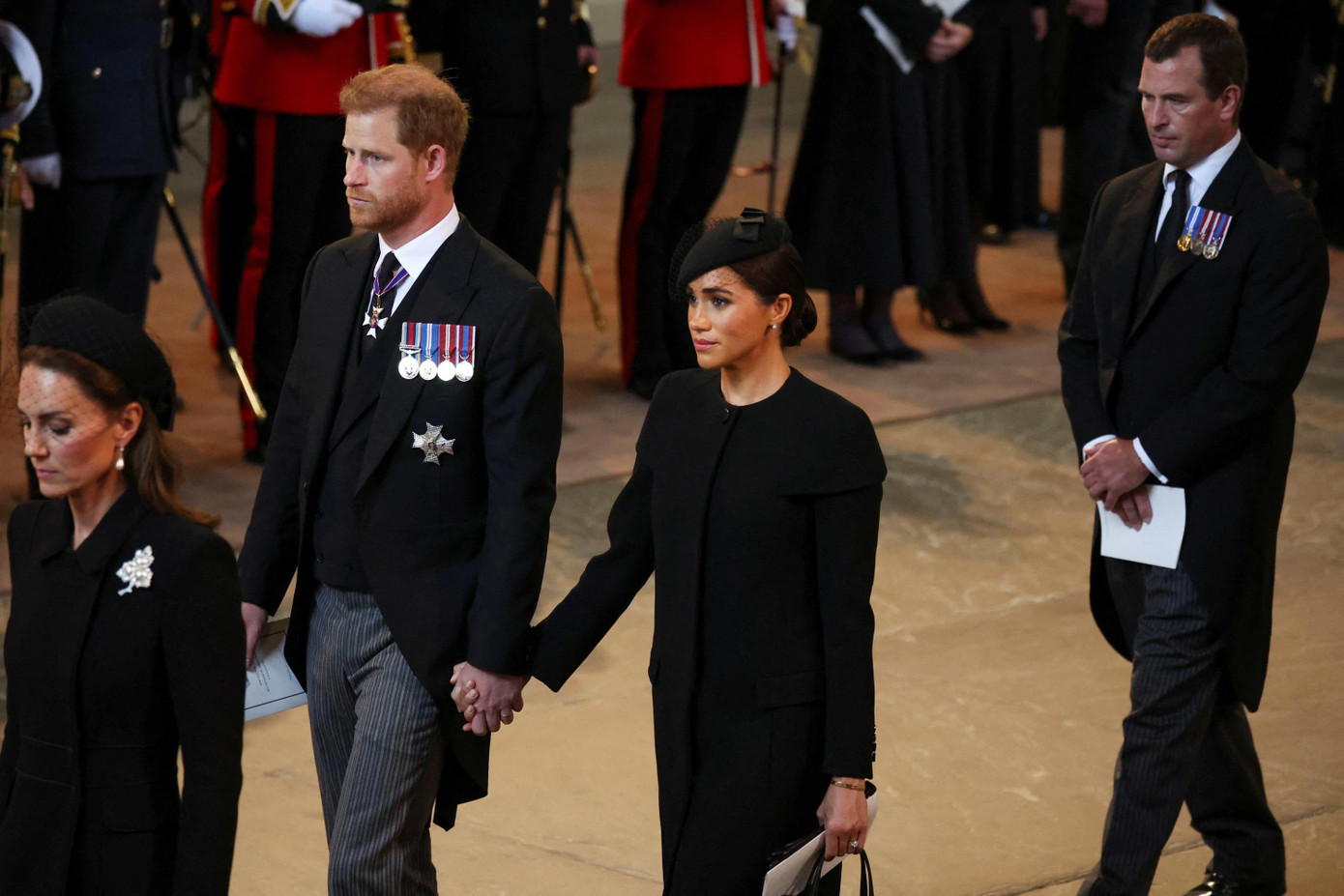 Harry và Meghan Markle tại tang lễ Nữ hoàng Anh. Ảnh: AP.
