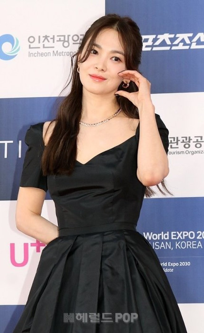 Lễ trao giải Rồng Xanh diễn ra ngày 19/7. Thảm đỏ quy tụ dàn diễn viên nổi tiếng, gây ấn tượng nhất phải kể đến Song Hyo Kyo. Diện váy đen đơn giản, nữ chính Vinh quang trong thù hận vẫn trở thành điểm nhấn nhờ gương mặt "ăn tiền".