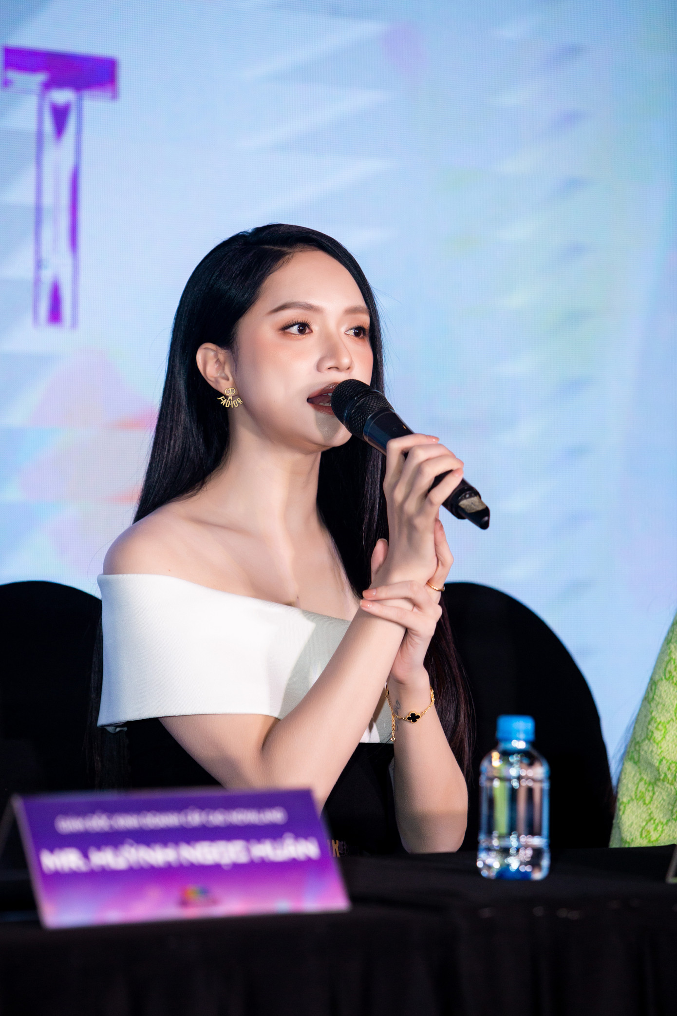 Tại buổi giới thiệu, Hương Giang cho biết mối quan hệ giữa cô và Hồ Ngọc Hà là chị em thân thiết. &quot;Tôi muốn gửi lời cảm ơn đến chị Hồ Ngọc Hà. Trong showbiz, việc tìm được chị em không biết từ chối nhau là điều đáng quý. Tôi mừng vì có quan hệ như vậy với chị Hồ Ngọc Hà&quot;, Hương Giang chia sẻ.