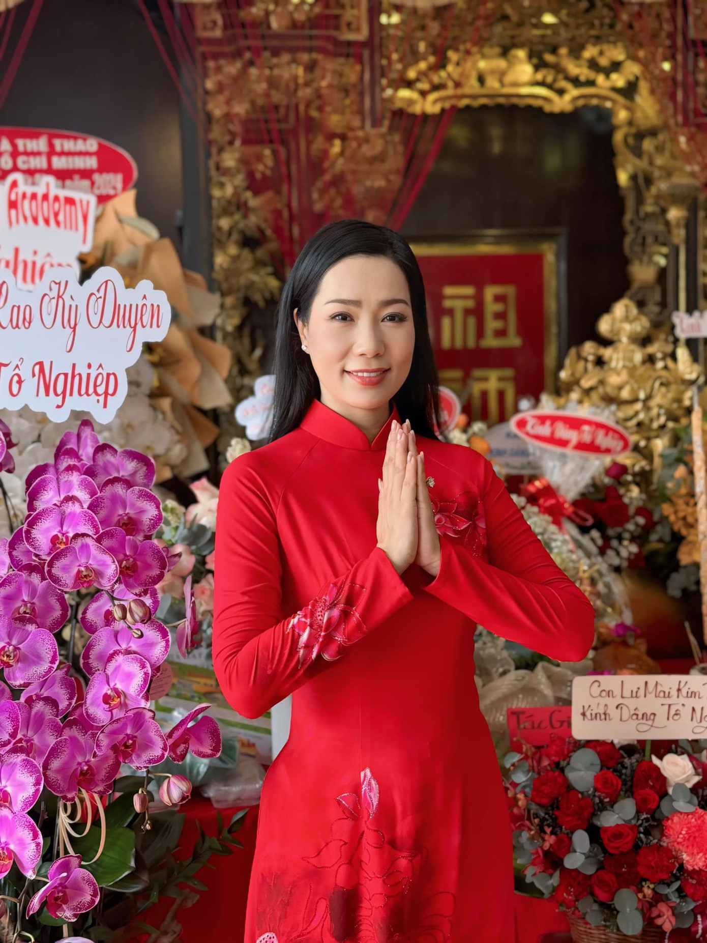 Sáng 14/9, NSND Trịnh Kim Chi tổ chức cúng Tổ tại sân khấu kịch Trịnh Kim Chi. Trước đó, cô tham gia cúng Tổ sân khấu tại Nhà thờ tổ sân khấu, quận 1, TPHCM. Nữ nghệ sĩ cho biết ban ái hữu nghệ sĩ Hội sân khấu TPHCM gửi 30 triệu đồng đến Ủy ban Mặt trận Tổ quốc Việt Nam TPHCM, hỗ trợ người dân vùng lũ.