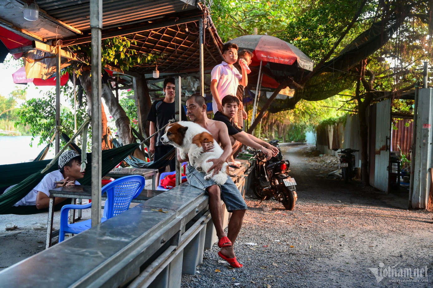 Nhiều người dân giữ chặt chó nuôi khi đội tuần tra đi qua.