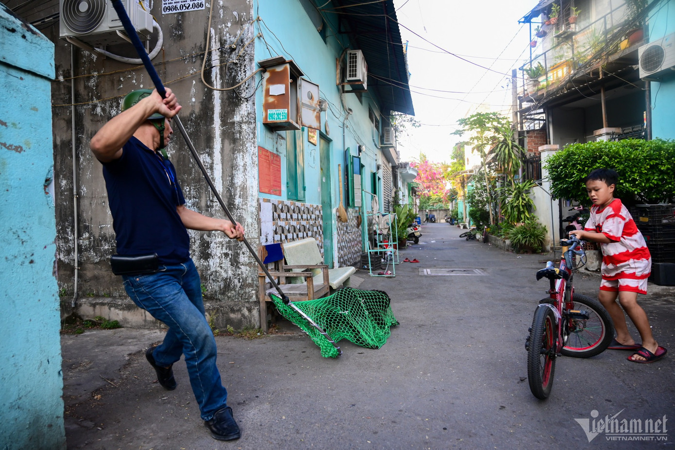 Anh Ninh Văn Hiếu (đội phó đội tuần tra) đang vây bắt một chú chó hung dữ, có dấu hiệu của bệnh dại trong chiều ngày 4/4. Ngay sau đó, cả đội phải sử dụng xịt khuẩn để vệ sinh.