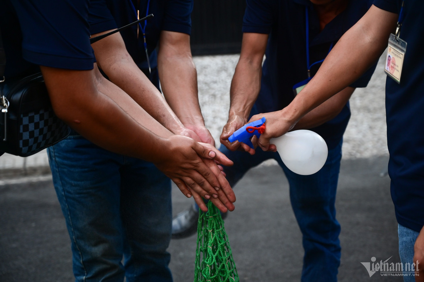 Các thành viên của đội đều đã được tập huấn, trang bị kỹ năng nhận biết chó dại và vây bắt. Các anh cũng được tiêm phòng nhiều lần.