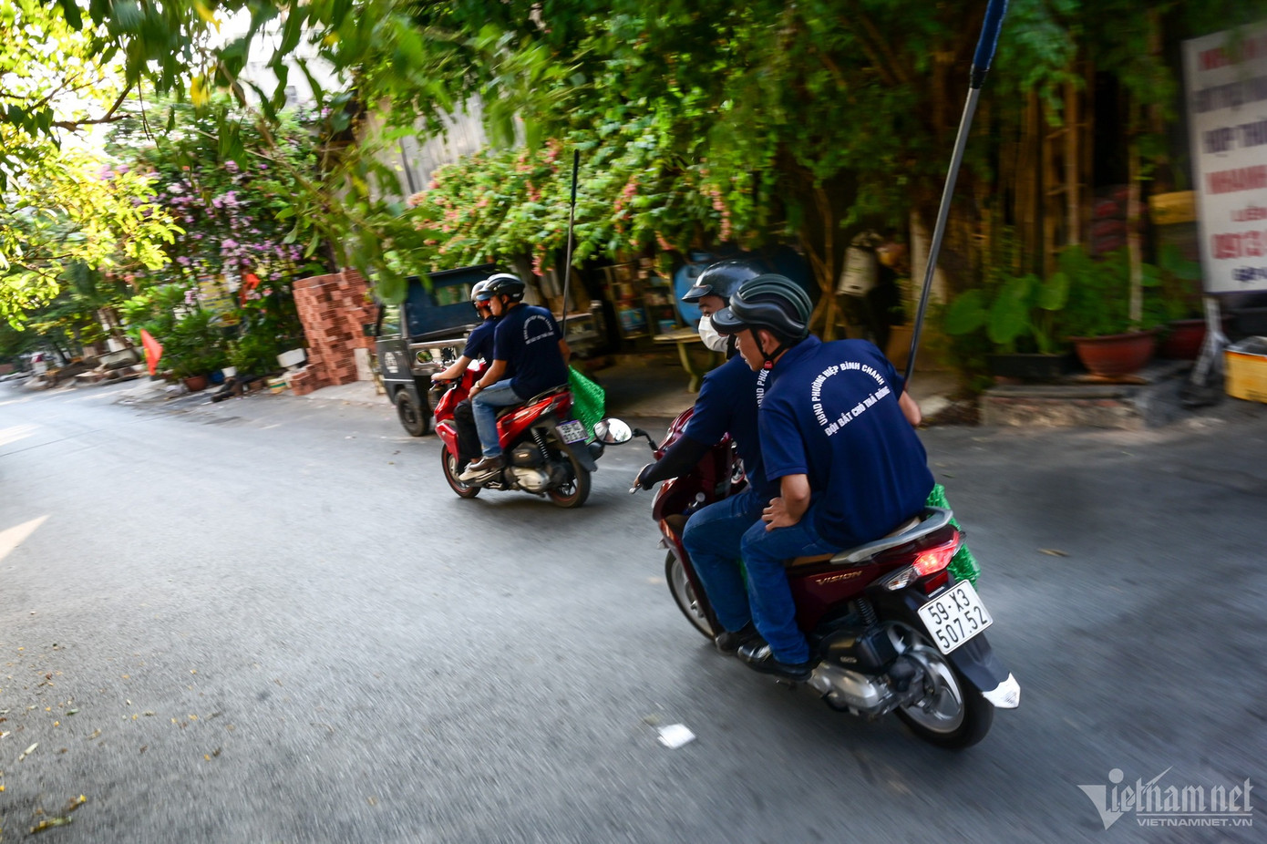 Theo anh Mai Hoàng Tiến (phường Hiệp Bình Chánh), đội chính thức hoạt động từ tháng 11/2023. Đến nay, đội đã bắt giữ hơn 200 con chó thả rông.