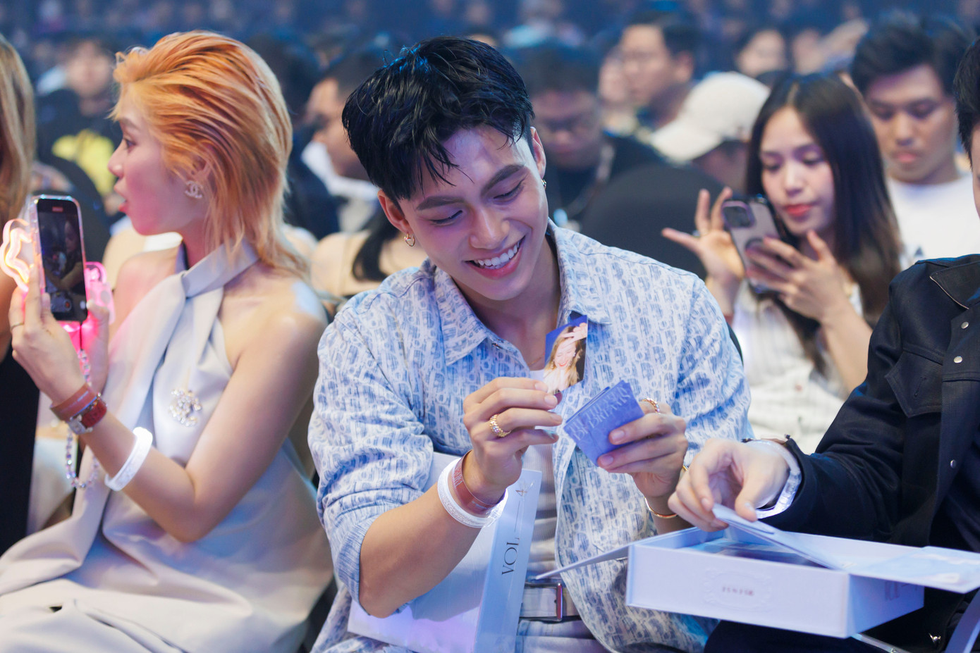 Nghệ sĩ ủng hộ Đông Nhi.