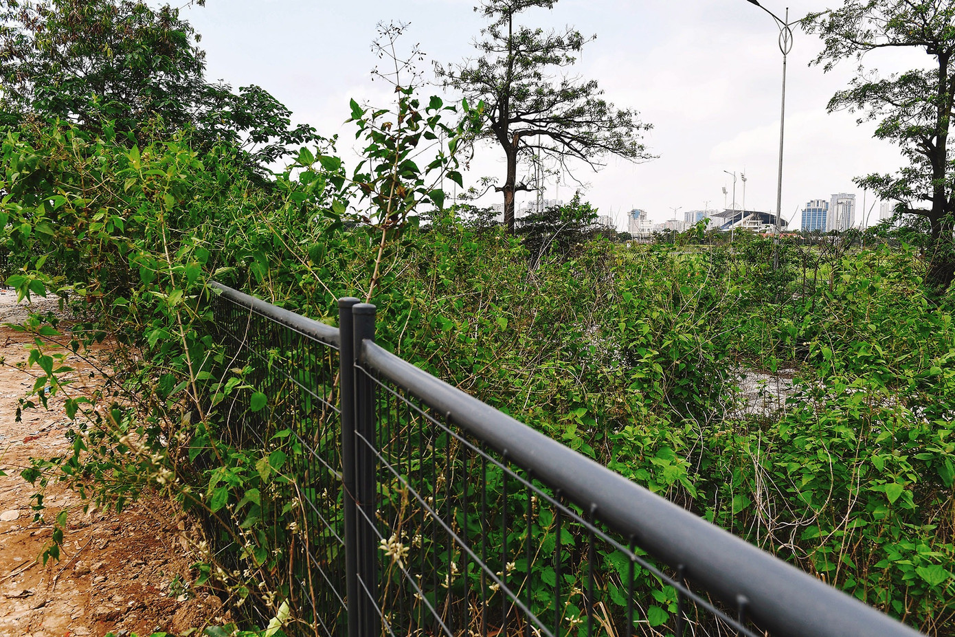 Trong ảnh, khu vực nhà điều hành của công trình đóng cửa từ nhiều năm nay. Xung quanh trống vắng, lạnh lẽo thường xuyên trong cảnh không bóng người. Trong ảnh, khu vực nhà điều hành của công trình đóng cửa từ nhiều năm nay. Xung quanh trống vắng, lạnh lẽo thường xuyên trong cảnh không bóng người.