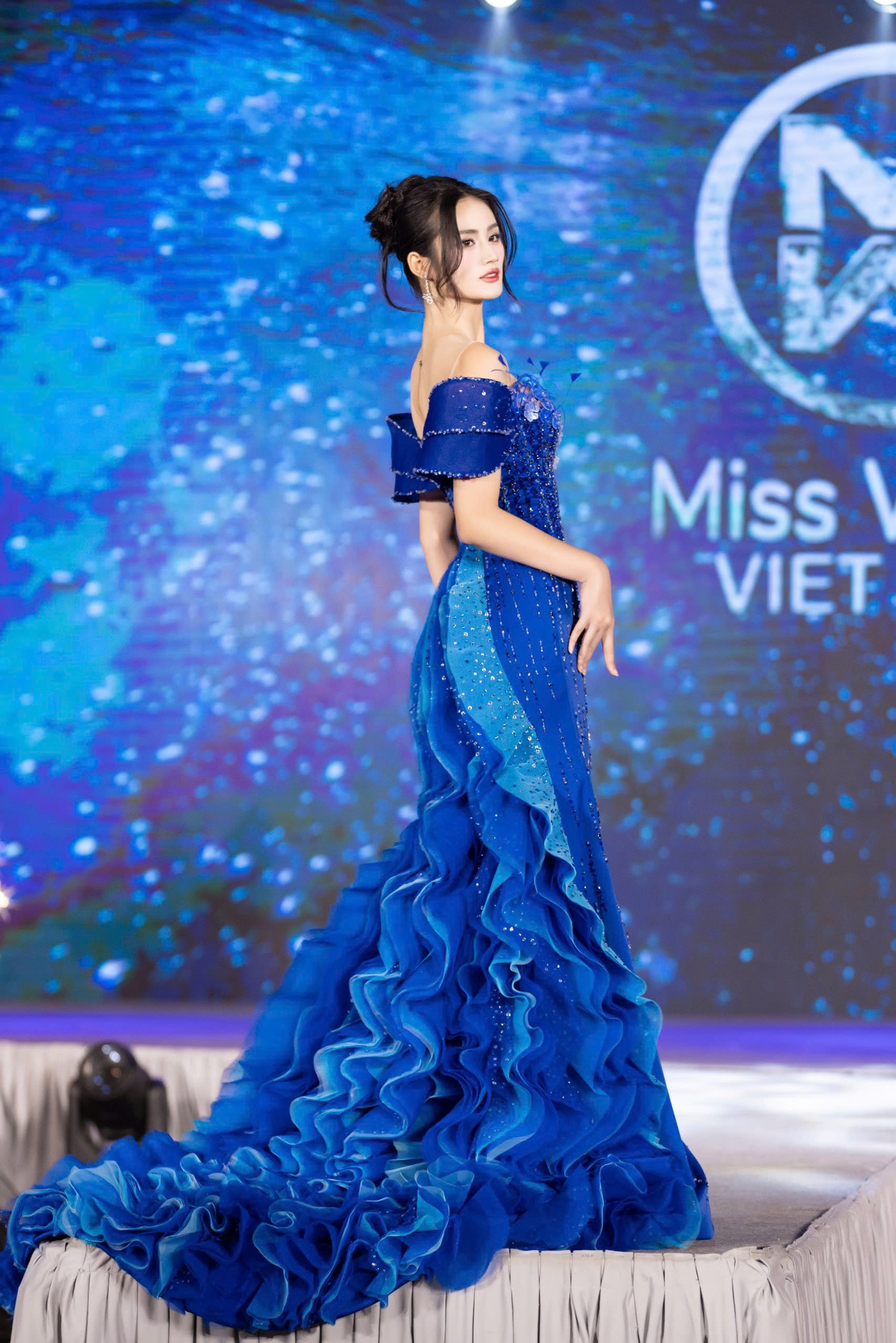 Đương kim Miss World Vietnam trình diễn trang phục mang tên Aurora of the sea, lấy cảm hứng từ hiện tượng cực quang hiếm gặp trên đại dương.