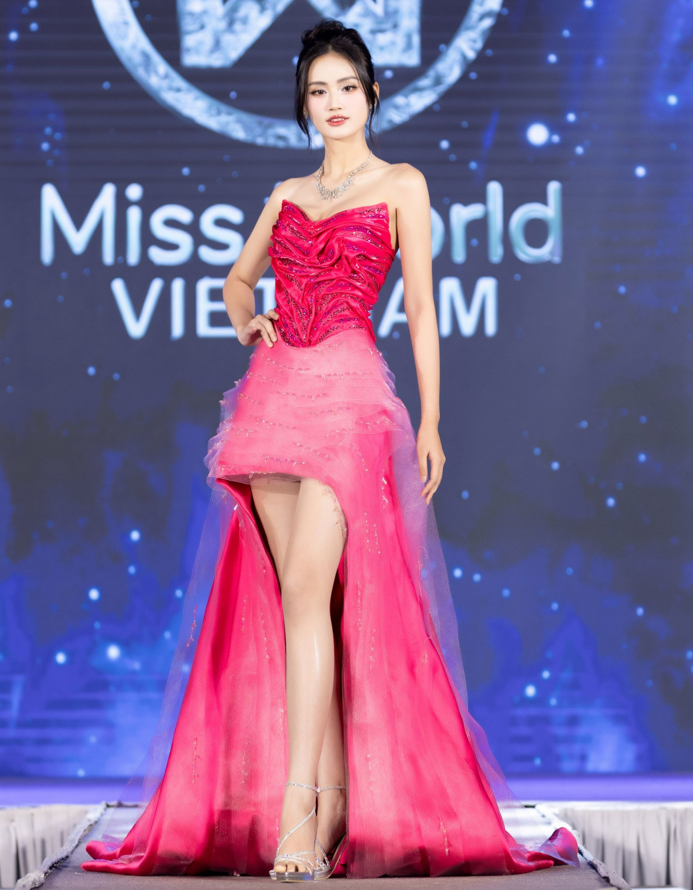 Đại diện Việt Nam tại Hoa hậu Thế giới lần thứ 72 xuất hiện ấn tượng tại buổi send-off. Ý Nhi chia sẻ cô có quá trình dài chuẩn bị, vạch ra mục tiêu và chiến lược cụ thể, chỉn chu trước khi sang Ấn Độ. Thiết kế cúp ngực với chi tiết chân váy cách điệu lạ mắt là trang phục được Ý Nhi dùng cho phần thi Top Model.