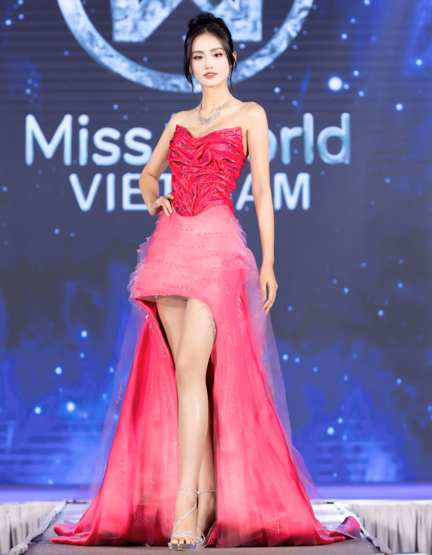 Đại diện Việt Nam tại Hoa hậu Thế giới lần thứ 72 xuất hiện ấn tượng tại buổi send-off. Ý Nhi chia sẻ cô có quá trình dài chuẩn bị, vạch ra mục tiêu và chiến lược cụ thể, chỉn chu trước khi sang Ấn Độ. Thiết kế cúp ngực với chi tiết chân váy cách điệu lạ mắt là trang phục được Ý Nhi dùng cho phần thi Top Model.
