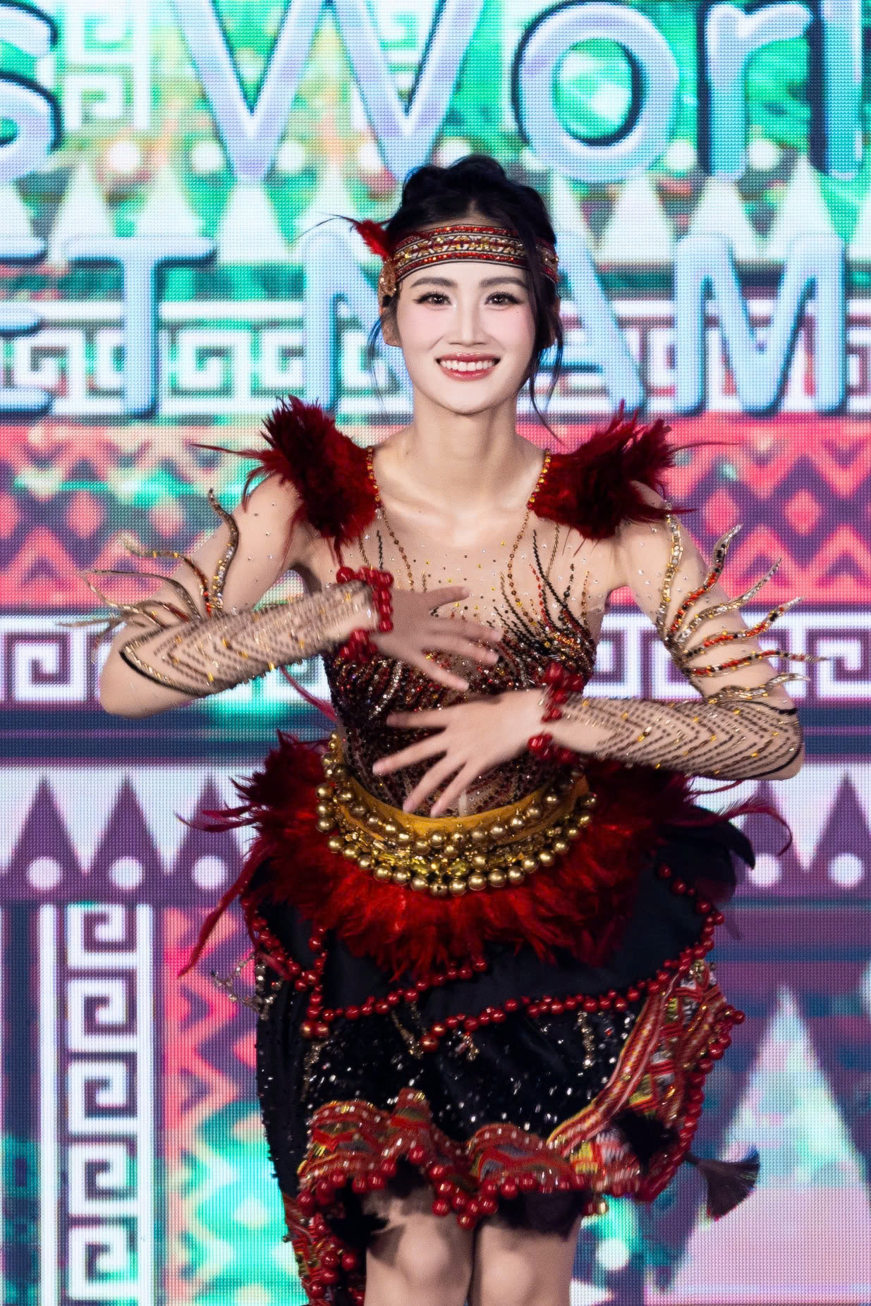 Ý Nhi chọn thiết kế mang tên Vũ điệu đại ngàn tại phần thi Dance of the world, mong muốn giới thiệu văn hóa Tây Nguyên đến bạn bè quốc tế. Thiết kế lấy cảm hứng từ vùng núi rừng Tây Nguyên hoang dã và huyền bí, kết hợp vũ đạo kết hợp truyền thống và hiện đại.