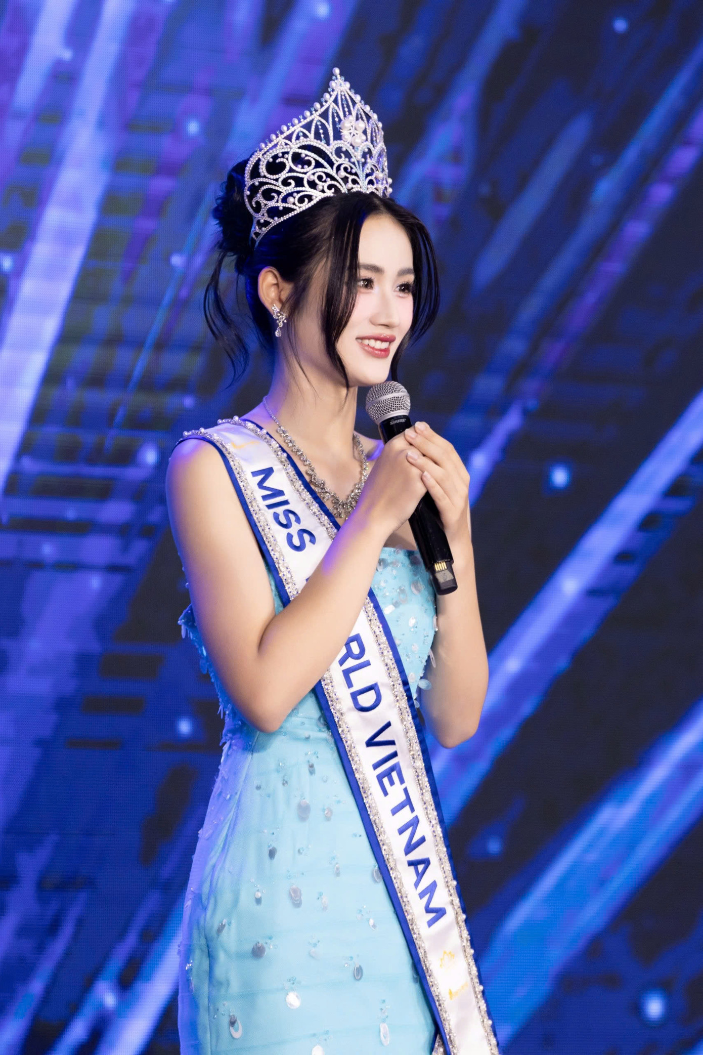 Suốt nhiều tháng, Ý Nhi tập trung lên ý tưởng, hoàn thiện video giới thiệu bản thân gửi đến tổ chức Miss World (MWO). Cô muốn gửi đến MWO hình ảnh đại diện Việt Nam trẻ trung, năng động, ngày càng hoàn thiện bản thân, đủ tự tin tham gia cuộc thi sắc đẹp lớn.