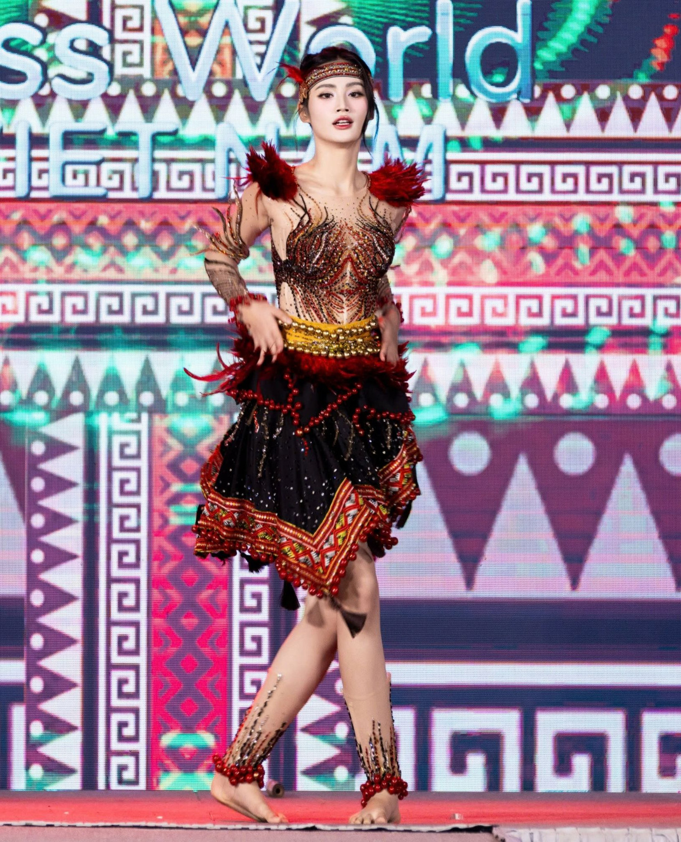 Ý Nhi chọn thiết kế mang tên Vũ điệu đại ngàn tại phần thi Dance of the world, mong muốn giới thiệu văn hóa Tây Nguyên đến bạn bè quốc tế. Thiết kế lấy cảm hứng từ vùng núi rừng Tây Nguyên hoang dã và huyền bí, kết hợp vũ đạo kết hợp truyền thống và hiện đại.