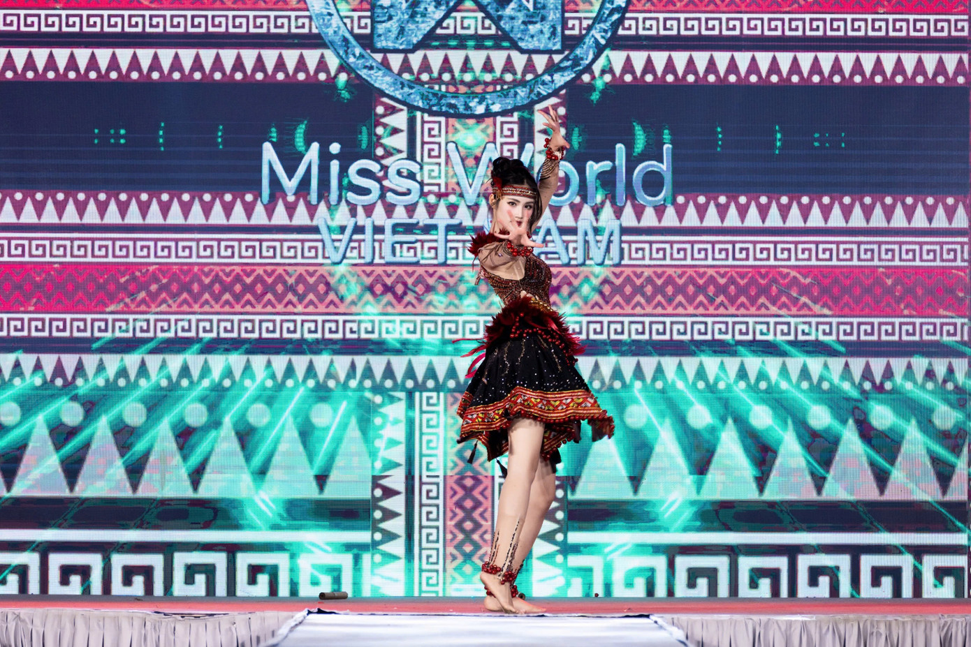 Ý Nhi thể hiện tiết mục Dance Of The World tại sân khấu send-off. Biên đạo Khoa Nguyễn nói Ý Nhi nỗ lực, thử sức nhiều động tác khó. Kể cả nhào lộn, Ý Nhi chỉ mất hai ngày để thuần thục, tạo ra sự mới mẻ.