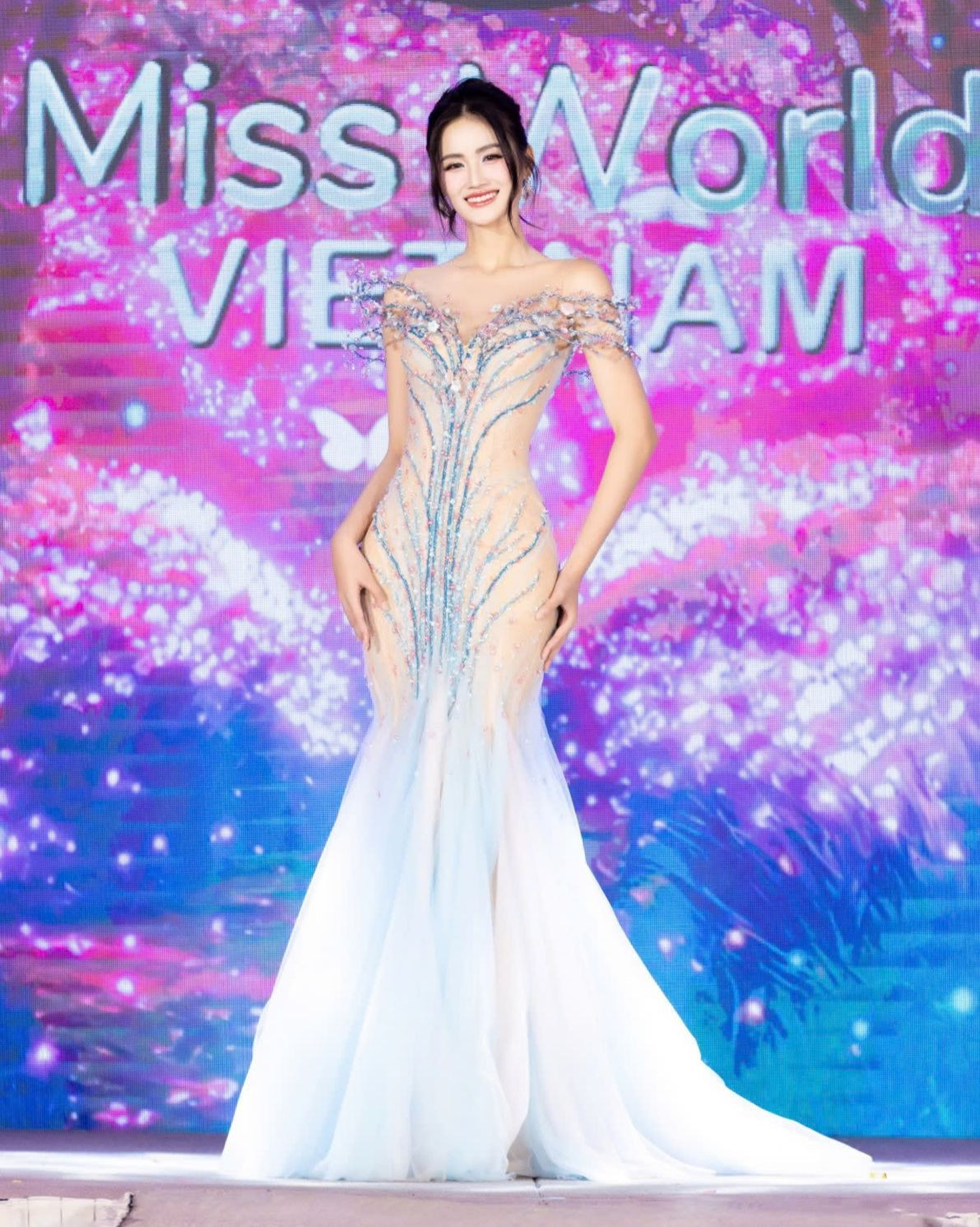 Ý Nhi trong trang phục dạ hội mang tên Garden of Eden với phom dáng đuôi cá ôm sát tôn dáng đồng hồ cát.