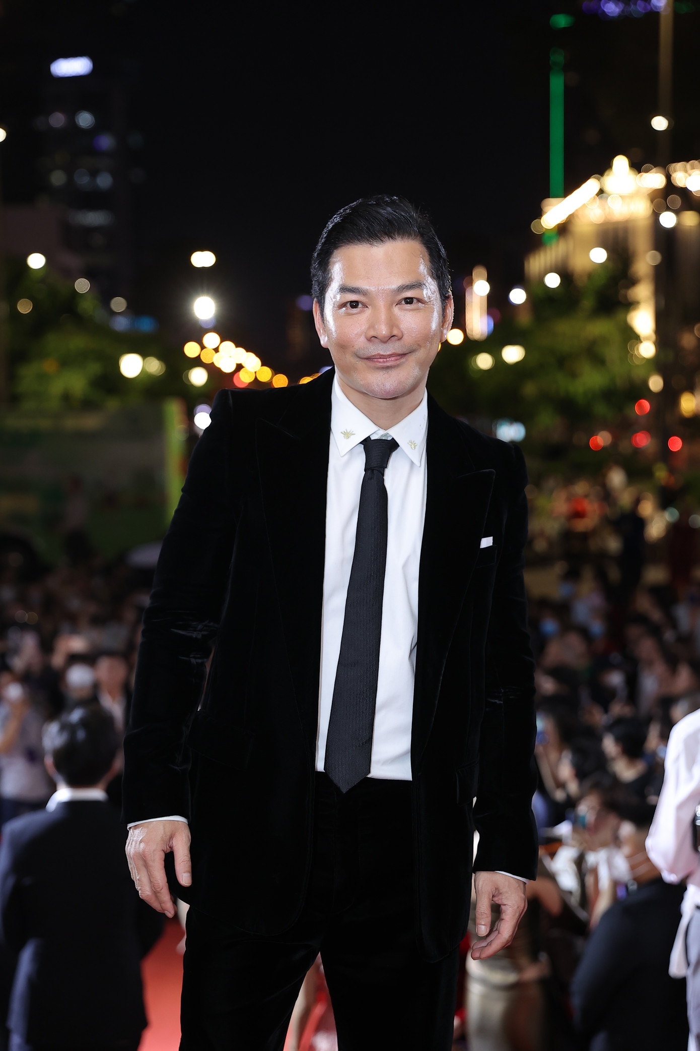 Trần Bảo Sơn bảnh bao tại thảm đỏ. Nam diễn viên cùng Hồng Ánh là khách mời trao giải hạng mục MV của năm. Trần Bảo Sơn bảnh bao tại thảm đỏ. Nam diễn viên cùng Hồng Ánh là khách mời trao giải hạng mục MV của năm.