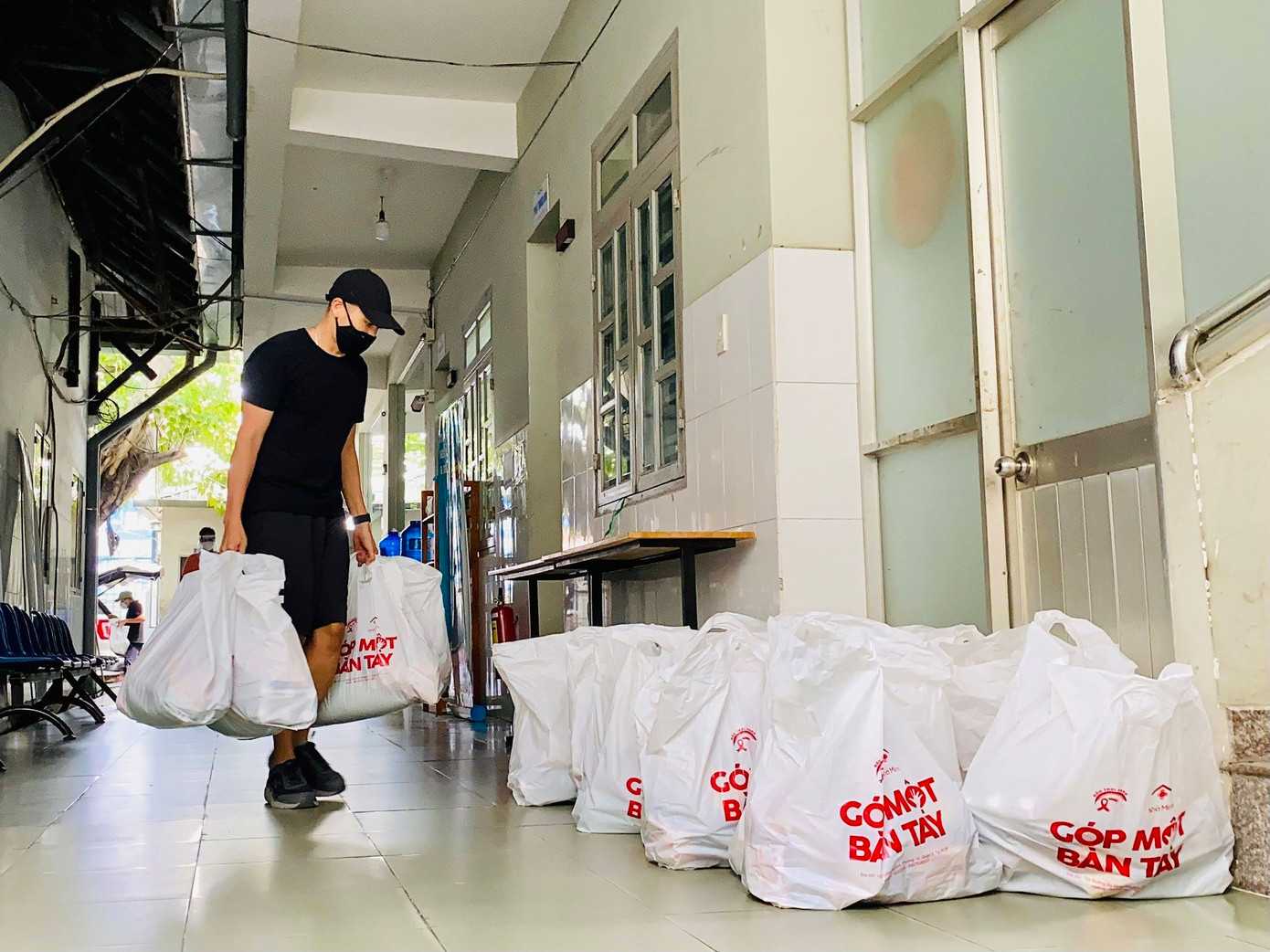 Tuấn Khôi và H'Hen Niê tặng quà cho trẻ em bị ảnh hưởng bởi HIV/AIDS. Tuấn Khôi và H'Hen Niê tặng quà cho trẻ em bị ảnh hưởng bởi HIV/AIDS.