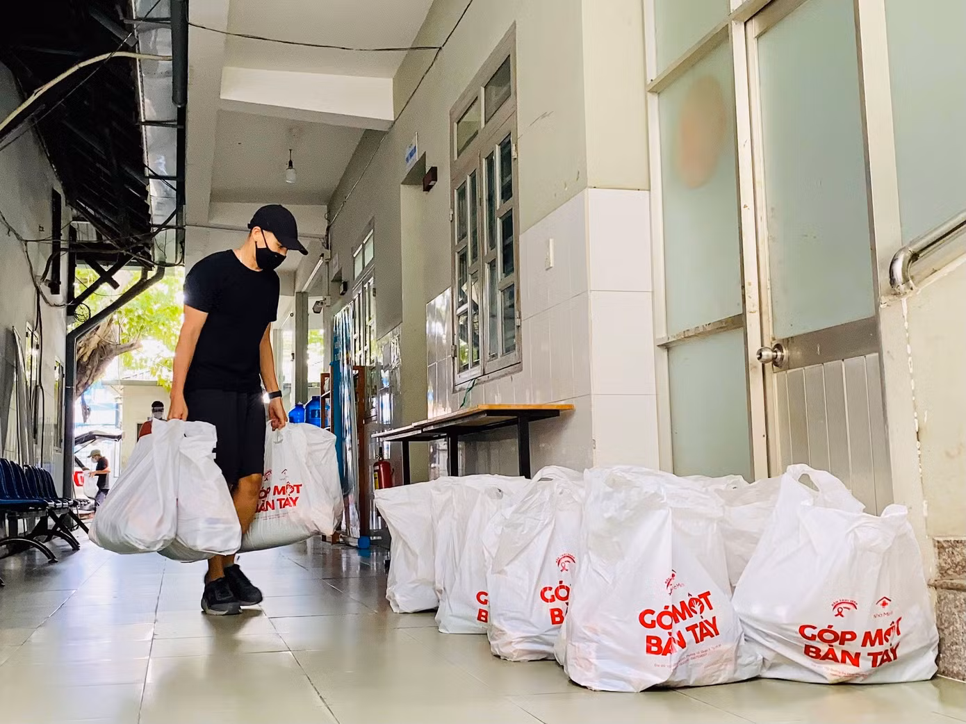 Tuấn Khôi và H'Hen Niê tặng quà cho trẻ em bị ảnh hưởng bởi HIV/AIDS.