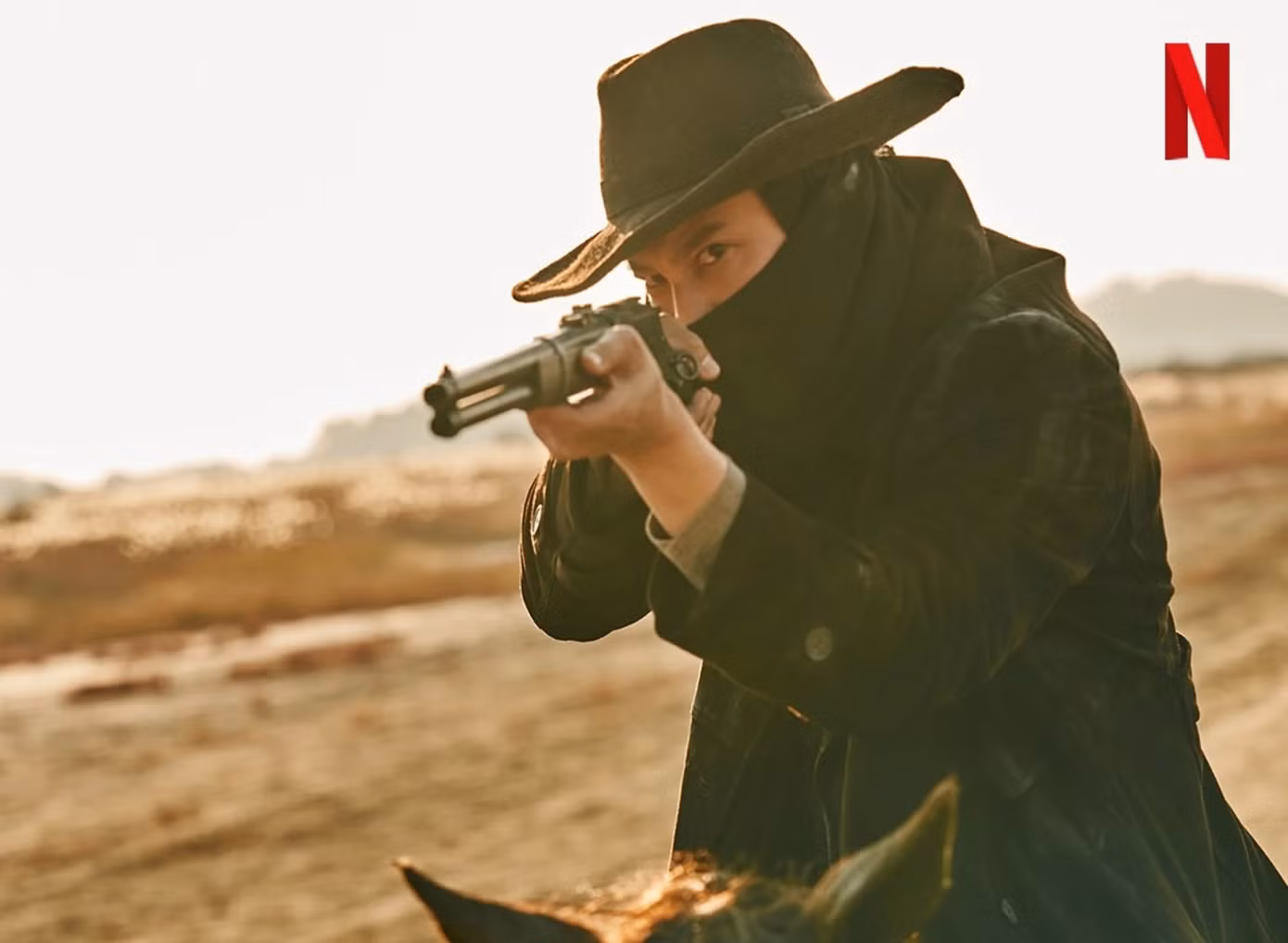Kim Nam Gil đóng chính trong series Bandit: The Sound of the Knife - bộ phim lấy bối cảnh Hàn Quốc trong thời kỳ là thuộc địa của Nhật Bản. Seohyun nhóm SNSD, Yoo Jae Myung (Tầng lớp Itaewon) và Lee Hyun Wook, Lee Ho Jung cũng góp mặt trong dàn diễn viên.