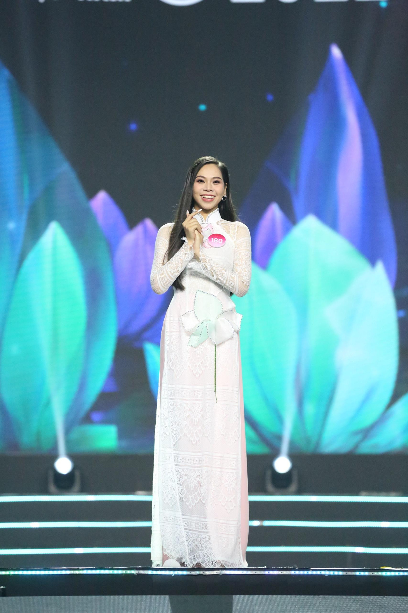 Trần Thị Nhi (SBD 180) thể hiện sự tươi mới khi trình diễn áo dài. Thí sinh duy nhất đến từ Cà Mau được khán giả cổ vũ nhiệt tình mỗi khu bước ra sân khấu. Trần Thị Nhi (SBD 180) thể hiện sự tươi mới khi trình diễn áo dài. Thí sinh duy nhất đến từ Cà Mau được khán giả cổ vũ nhiệt tình mỗi khu bước ra sân khấu.