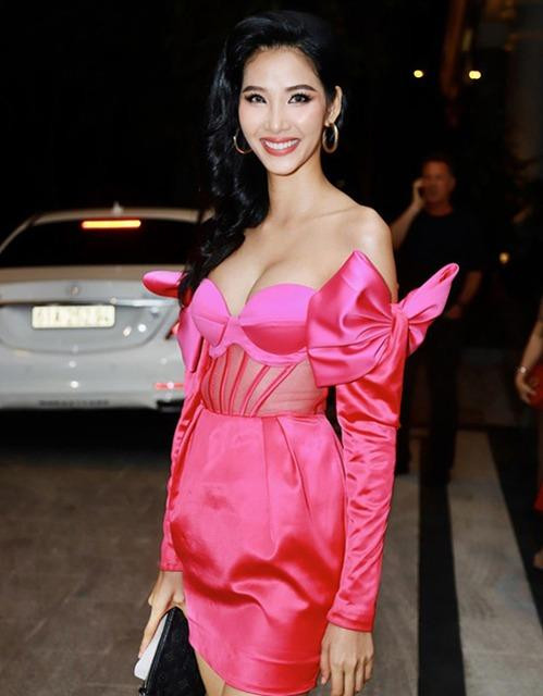 Tại tiệc cưới của Á hậu Thúy Vân, Hoàng Thùy diện trang phục do chính tay mình thiết kế. Á hậu Hoàn vũ Việt Nam 2017 gây chú ý với thiết kế không dây, khoe trọng vòng một. Chi tiết xuyên thấu cũng giúp người đẹp khoe được vòng eo thon. Tại tiệc cưới của Á hậu Thúy Vân, Hoàng Thùy diện trang phục do chính tay mình thiết kế. Á hậu Hoàn vũ Việt Nam 2017 gây chú ý với thiết kế không dây, khoe trọng vòng một. Chi tiết xuyên thấu cũng giúp người đẹp khoe được vòng eo thon.