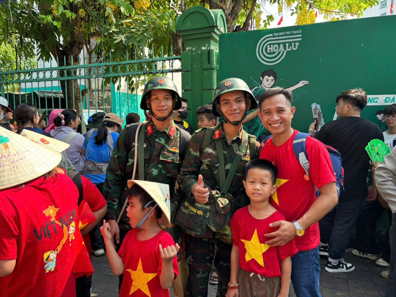 Người dân hai bên đường chờ các lực lượng diễu binh, diễu hành tập kết tại Sân vận động Hoa Lư chờ chụp ảnh, lưu giữ khoảnh khắc đáng nhớ dịp kỷ niệm 50 năm Ngày Giải phóng miền Nam, thống nhất đất nước.