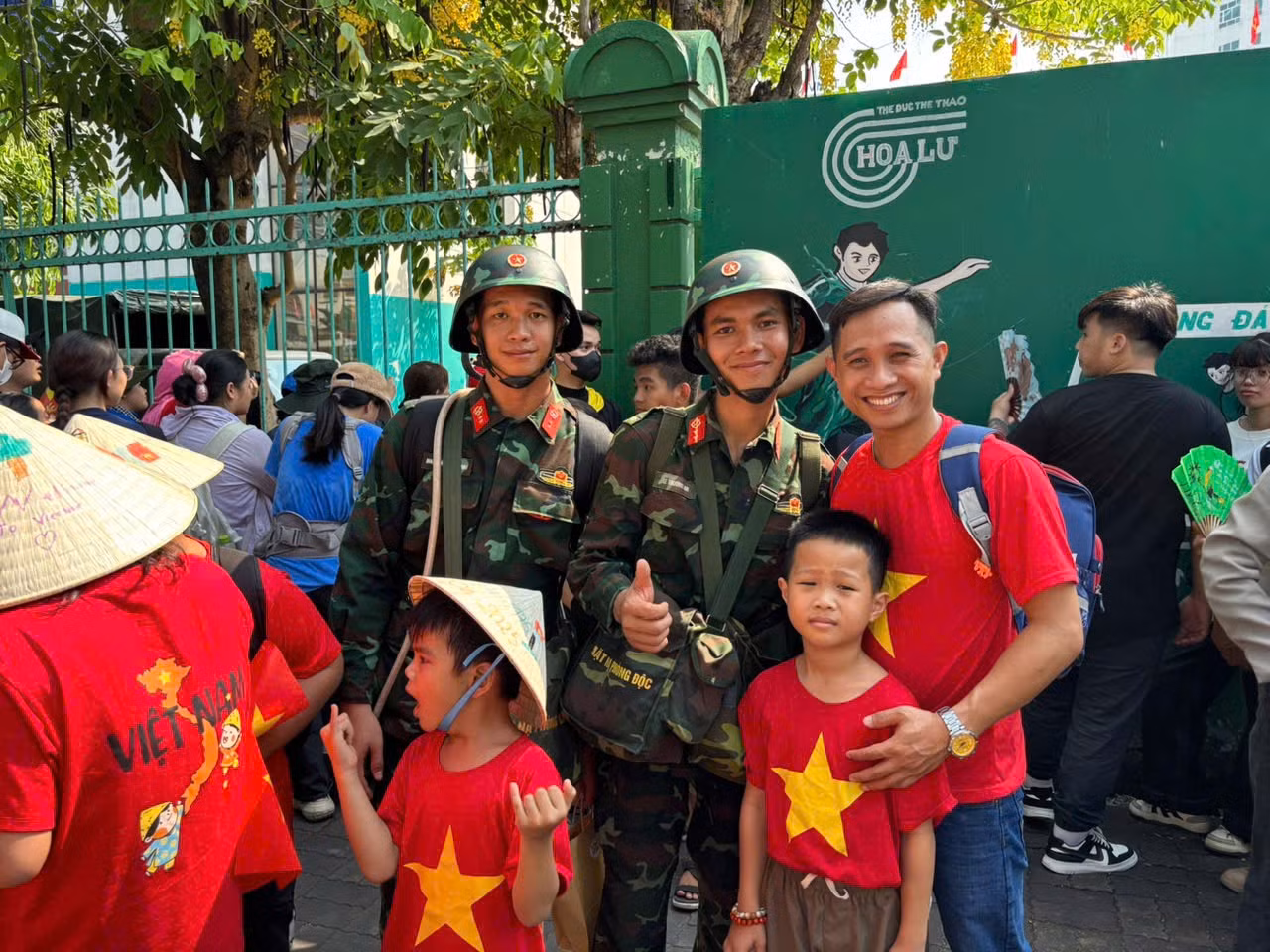 Người dân hai bên đường chờ các lực lượng diễu binh, diễu hành tập kết tại Sân vận động Hoa Lư chờ chụp ảnh, lưu giữ khoảnh khắc đáng nhớ dịp kỷ niệm 50 năm Ngày Giải phóng miền Nam, thống nhất đất nước.