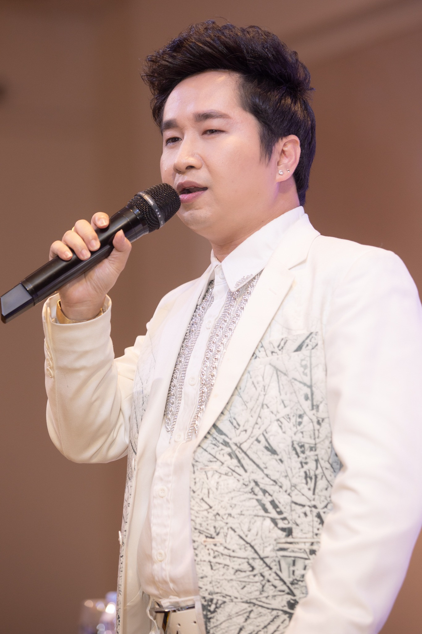 Ông Hoàng Tuấn nói đã rút đơn kiện Thái Trinh và Bằng Cường. Ông Hoàng Tuấn nói đã rút đơn kiện Thái Trinh và Bằng Cường.