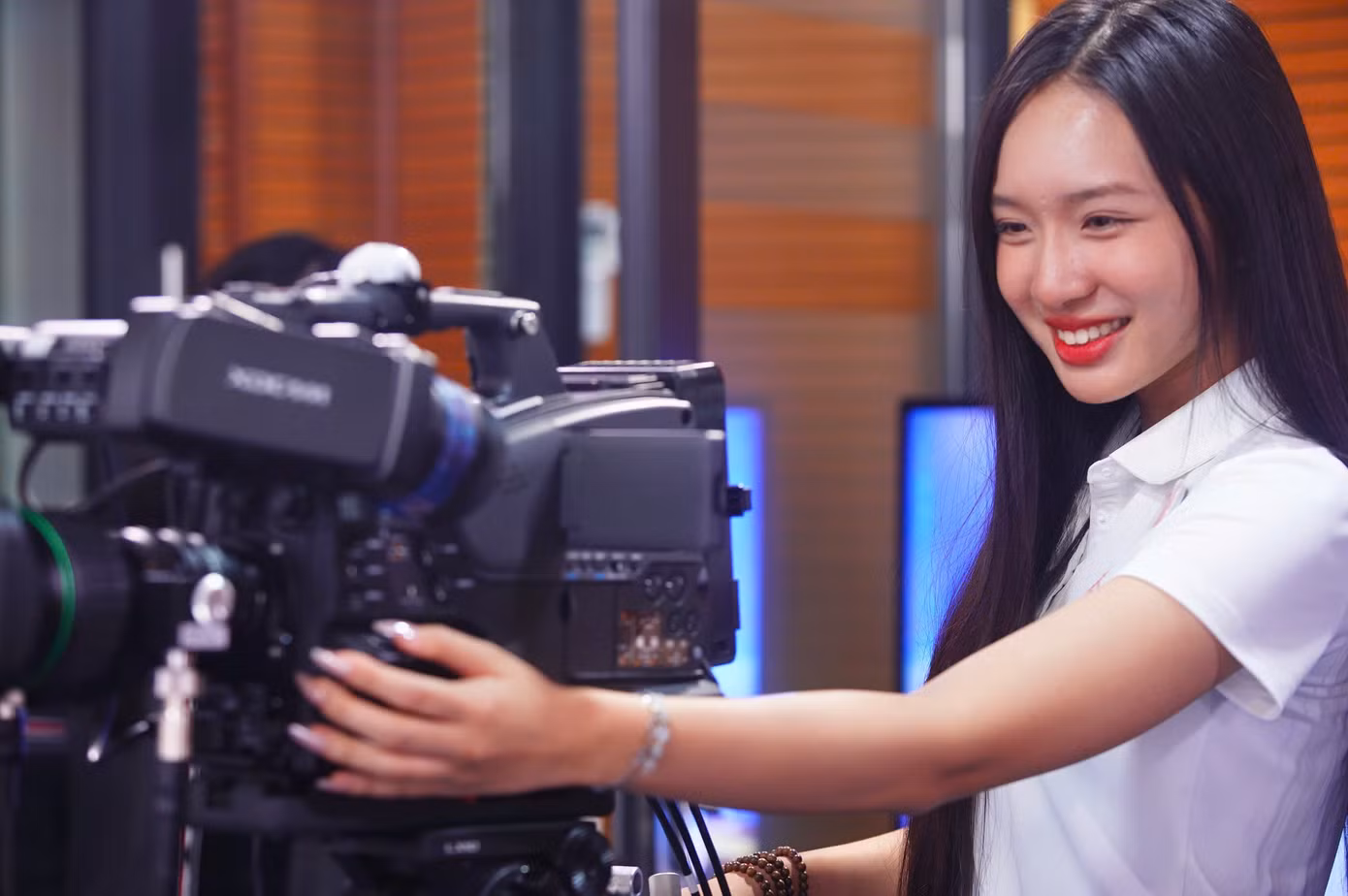 Thí sinh Hà Thị Giang Thanh được dịp trải nghiệm cách tác nghiệp tại studio của tòa soạn báo Tiền Phong.