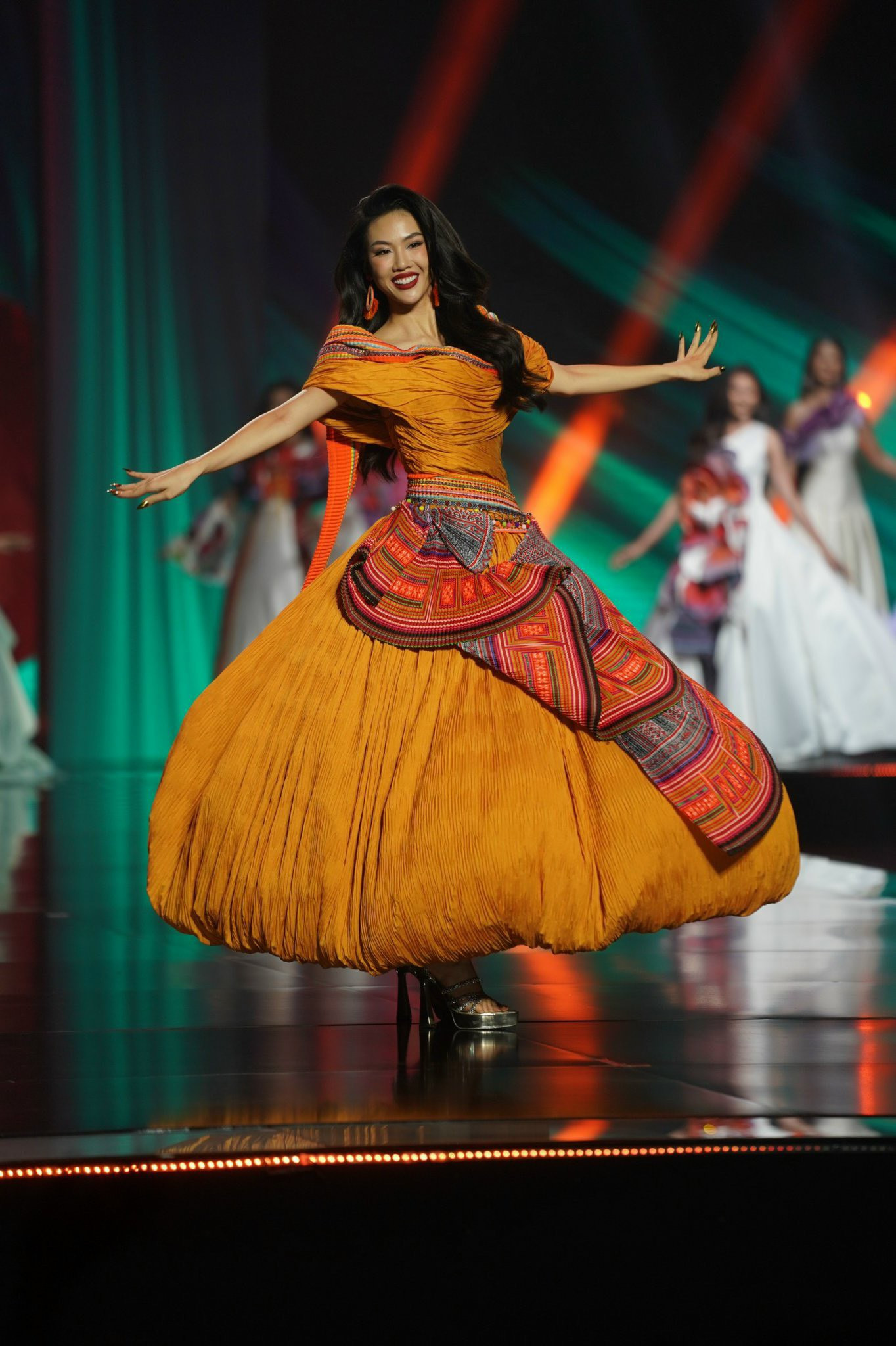 Phần trình diễn của Bùi Quỳnh Hoa tại đêm chung kết Miss Universe Vietnam 2023.