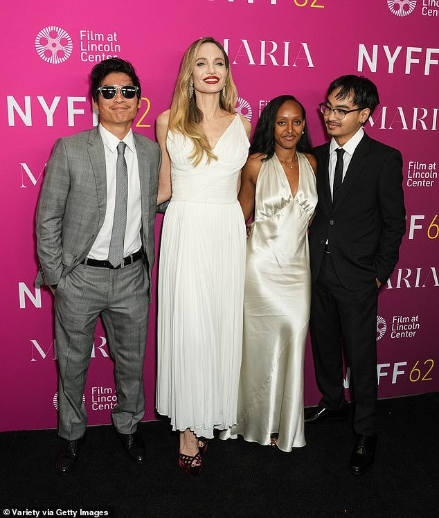 Sau thời gian học đại học ở Hàn Quốc, Maddox hiếm hoi về nước và dự sự kiện liên hoan phim cùng gia đình. Maddox được Angelina Jolie nhận nuôi tại Campuchia và là con trai cả của nữ diễn viên. Dự sự kiện cùng gia đình còn có Zahara, người con thứ ba được Jolie-Pitt nhận nuôi ở Ethiopia trong một lần đi từ thiện. Sau thời gian học đại học ở Hàn Quốc, Maddox hiếm hoi về nước và dự sự kiện liên hoan phim cùng gia đình. Maddox được Angelina Jolie nhận nuôi tại Campuchia và là con trai cả của nữ diễn viên. Dự sự kiện cùng gia đình còn có Zahara, người con thứ ba được Jolie-Pitt nhận nuôi ở Ethiopia trong một lần đi từ thiện.