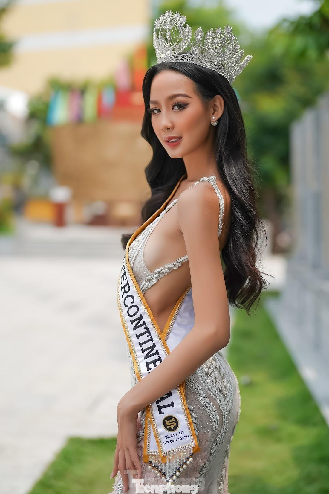 Trong cuộc gặp với báo Tiền Phong, Bảo Ngọc diện bộ trang phục đính đá cầu kỳ cùng những chi tiết khoét eo, lưng gợi cảm. Trang phục đính đá phù hợp với chiếc vương miện cô đang mang trên người. Được biết, chiếc vương miện mới trị giá 8 tỷ đồng được tổ chức Miss Intercontinental làm mới mừng 50 năm cuộc thi ra mắt. Trong cuộc gặp với báo Tiền Phong, Bảo Ngọc diện bộ trang phục đính đá cầu kỳ cùng những chi tiết khoét eo, lưng gợi cảm. Trang phục đính đá phù hợp với chiếc vương miện cô đang mang trên người. Được biết, chiếc vương miện mới trị giá 8 tỷ đồng được tổ chức Miss Intercontinental làm mới mừng 50 năm cuộc thi ra mắt.