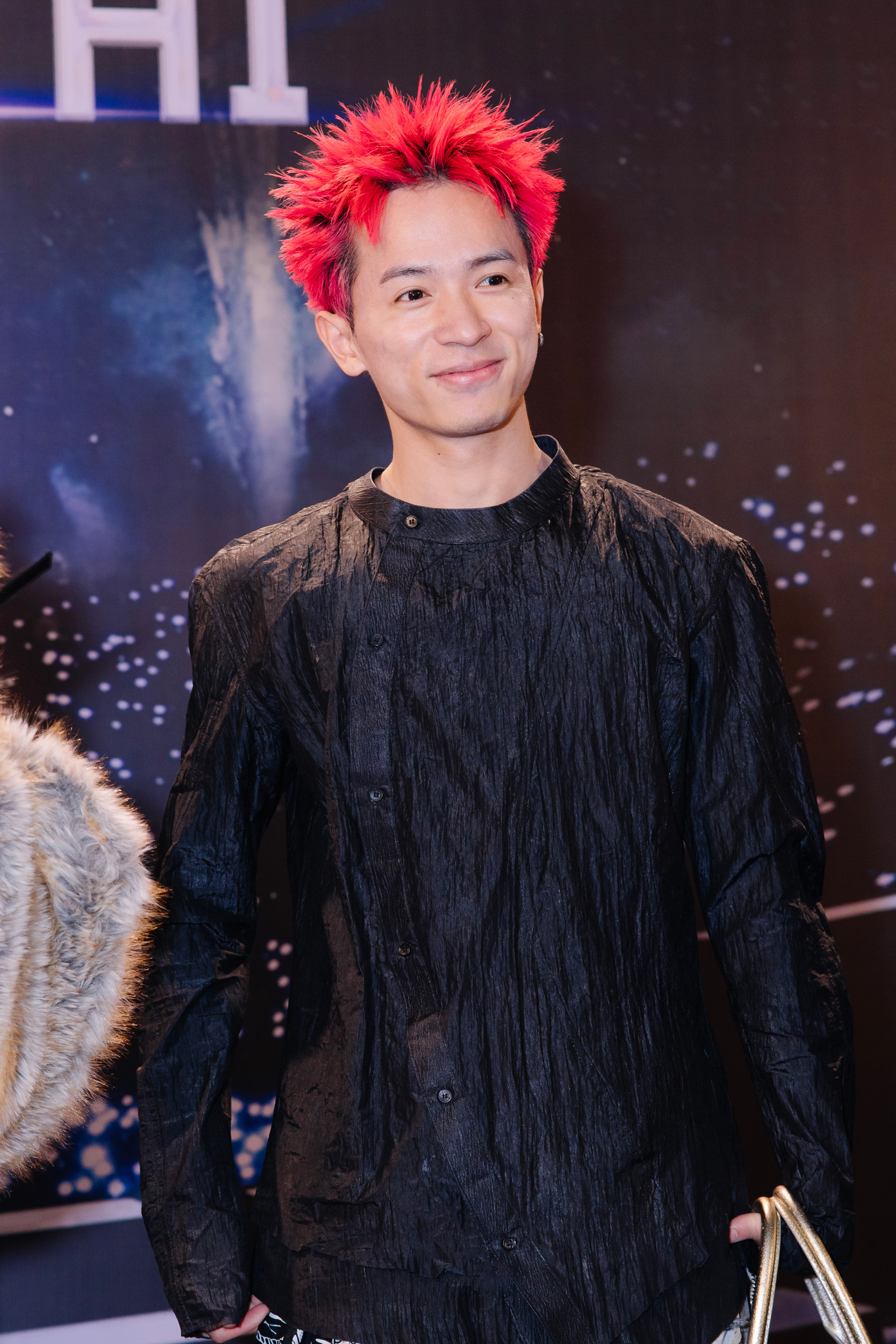 Rapper 7dnight đắt show sự kiện, lời mời biểu diễn âm nhạc sau thành công của bản hit Không sao cả. Ngày 25/2, rapper tỷ view khuấy động, làm bùng nổ khán đài buổi tuyển sinh Hoa hậu Việt Nam tại Đại học Mở TPHCM khi thể hiện bản hit vươn tầm châu Á với trào lưu &quot;Gwenchana&quot; và &quot;Khó chịu vô cùng&quot;.