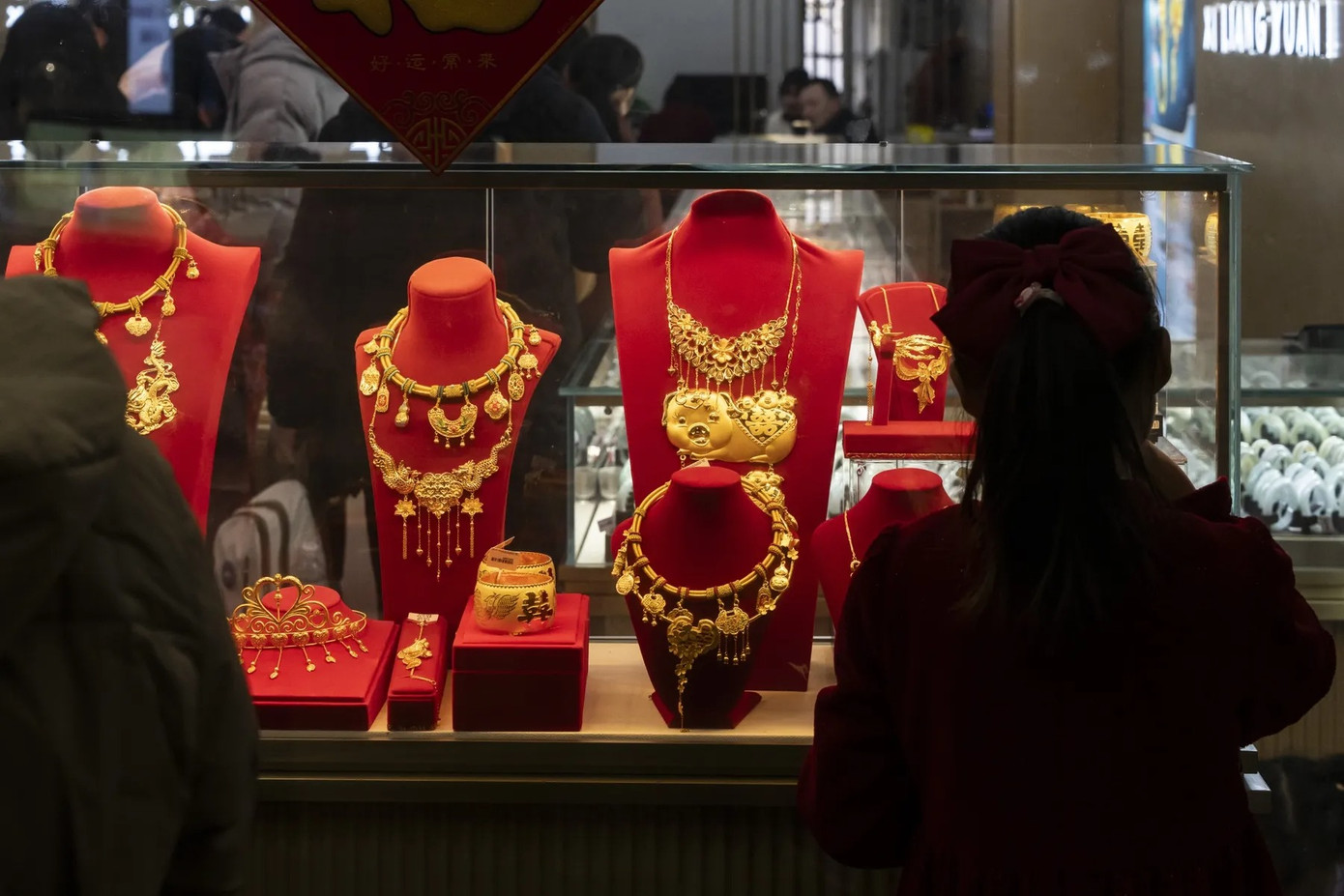Vòng cổ vàng được trưng bày tại cửa hàng trang sức ở Thượng Hải, Trung Quốc.