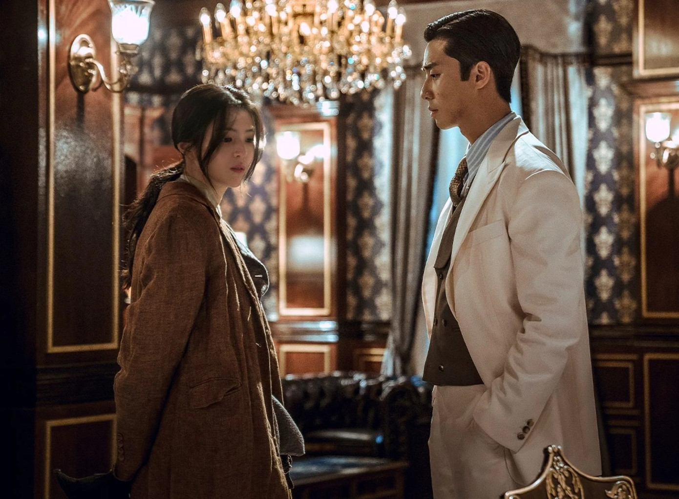 Cuối năm, Park Seo Joon và &quot;tiểu Song Hye Kyo&quot; Han So Hee đóng vai chính trong bộ phim hành động cổ trang Gyeongseong Creature. Bộ phim lấy bối cảnh năm 1945, khi Hàn Quốc đang là thuộc địa của Nhật Bản. Hai nhân vật chiến đấu để tồn tại chống lại sinh vật sinh ra từ lòng tham.