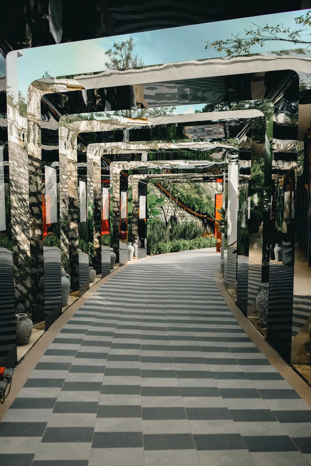 Lối vào con đường áo dài tại biệt điện Madame de Dalat. Lối vào con đường áo dài tại biệt điện Madame de Dalat.