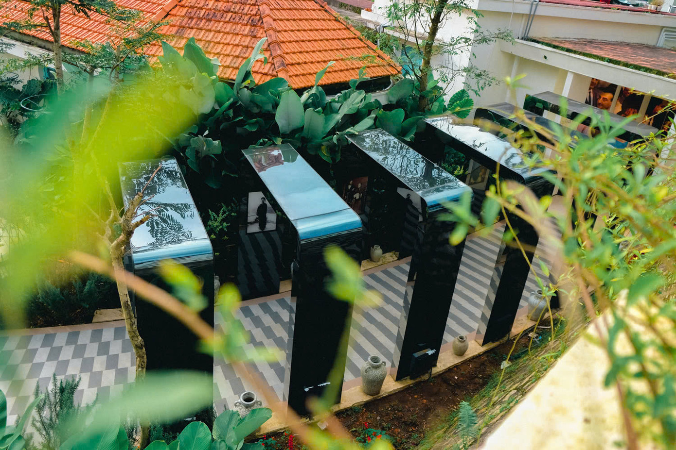 Lối vào con đường áo dài tại biệt điện Madame de Dalat. Lối vào con đường áo dài tại biệt điện Madame de Dalat.