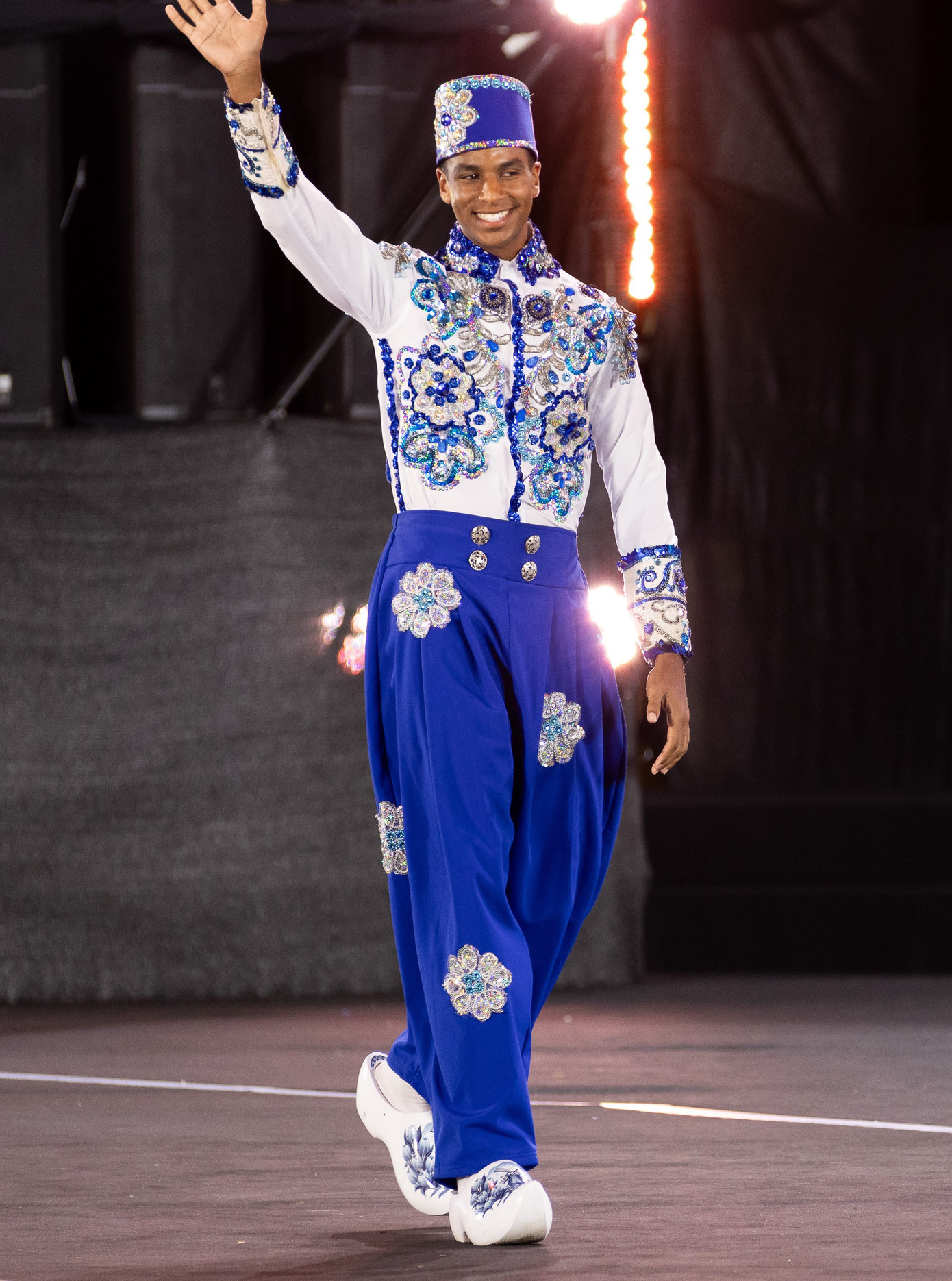 Trang phục dân tộc của đại diện Poland và Netherland có điểm chung là phần mũ đội đầu cách điệu.