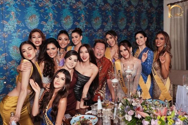 Ông Nawat, Hoa hậu Thùy Tiên cùng các thí sinh Miss Grand International 2022. Ảnh: MGI.