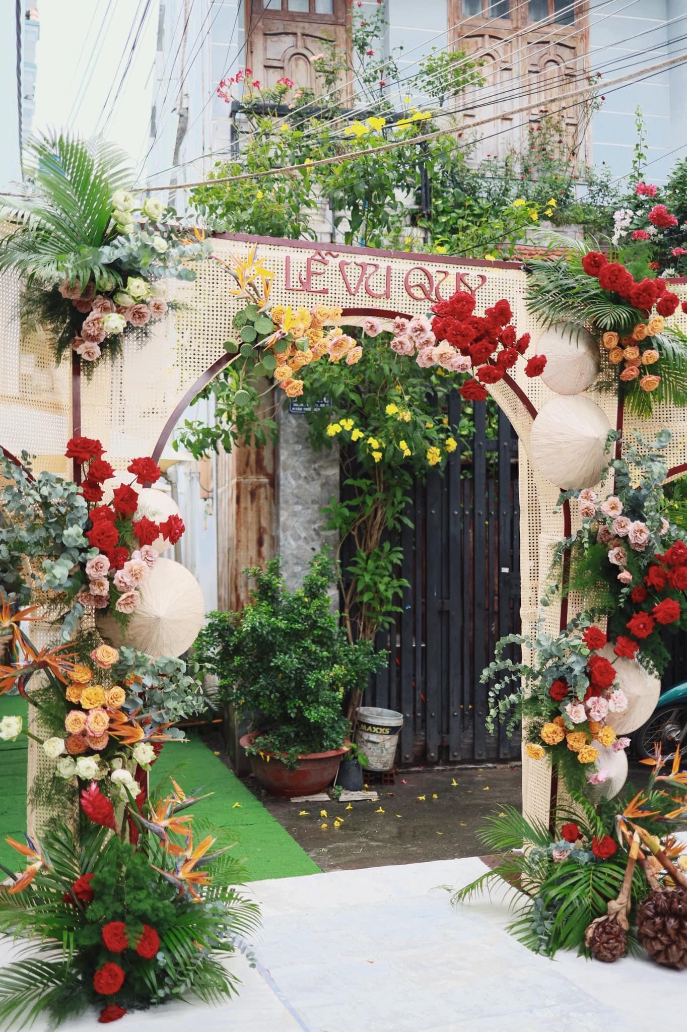 Trước cửa nhà, cổng hoa được trang trí cầu kỳ với nhiều loại hoa khác nhau. Nón lá Việt Nam cũng được cô dâu đưa lên cổng. Ngoài ra, bàn gia tiên gợi không khí miền Tây ngày xưa với cặp chân đèn và lư đồng quen thuộc. Hoa tươi và mây tre được trang trí cầu kỳ, cổ kính. Nữ MC tổ chức Lễ Vu quy dựa trên hình ảnh lễ cưới của cha mẹ từ 30 năm trước. Ảnh: FBNV. Trước cửa nhà, cổng hoa được trang trí cầu kỳ với nhiều loại hoa khác nhau. Nón lá Việt Nam cũng được cô dâu đưa lên cổng. Ngoài ra, bàn gia tiên gợi không khí miền Tây ngày xưa với cặp chân đèn và lư đồng quen thuộc. Hoa tươi và mây tre được trang trí cầu kỳ, cổ kính. Nữ MC tổ chức Lễ Vu quy dựa trên hình ảnh lễ cưới của cha mẹ từ 30 năm trước. Ảnh: FBNV.