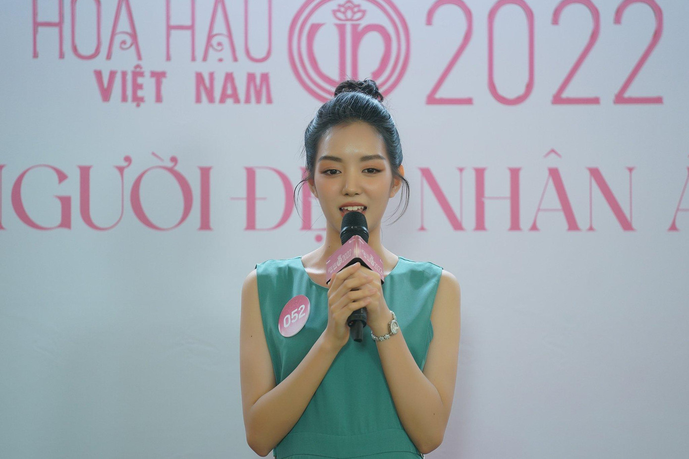 Trước khi bước vào phần thi, các thí sinh cho biết tâm trạng của họ lo lắng và hồi hộp. Khác với những vòng thi trước, Người đẹp nhân ái có ghi hình, trò chuyện trực tiếp với ban giám khảo. Nhiều người hồi hộp không thể hiện được hết ý tưởng. Trước khi ghi hình Người đẹp nhân ái, Mai Chi (SBD 052) bị sưng chân vì biểu diễn trên giày cao gót chật. Song, cô cho biết bản thân đã làm tốt khi gặp mặt ban giám khảo.