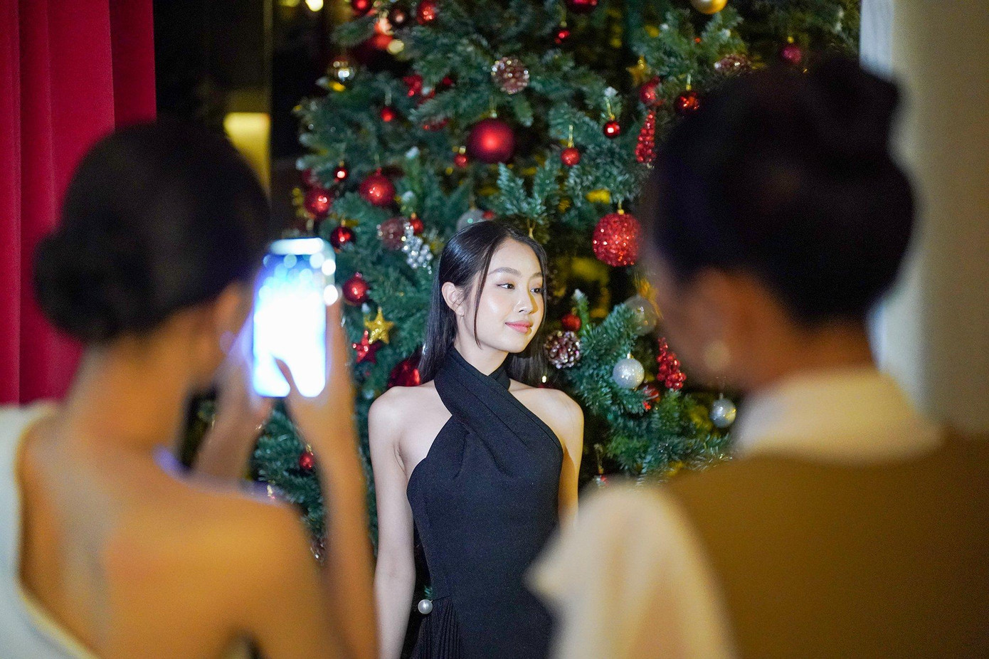 Một số thí sinh tranh thủ chụp ảnh, tạo dáng và lưu giữ kỷ niệm trước khi bước vào phần thi Người đẹp nhân ái. Trải qua vòng chung khảo toàn quốc, những buổi tập luyện căng thẳng, đây là ngày thi đầu tiên thí sinh được thư giãn, có thời gian nghỉ ngơi trước khi chạy nước rút cho đêm chung kết toàn quốc.