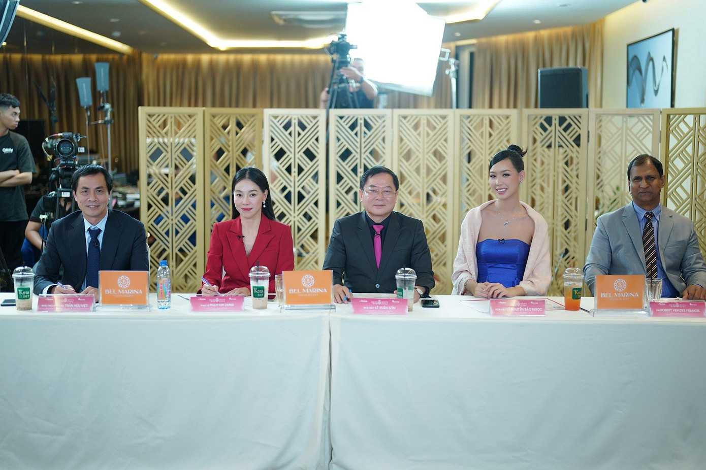 Ban giám khảo vòng thi Người đẹp nhân ái gồm Nhà báo Lê Xuân Sơn - trưởng ban tổ chức, trưởng ban giám khảo, Thạc sĩ Phạm Kim Dung - phó trưởng ban tổ chức và hai thành viên ban giám khảo là nhà thơ, nhà báo Hữu Việt cùng đương kim Hoa hậu Liên lục địa Bảo Ngọc, ông Robert Menzies Francis.