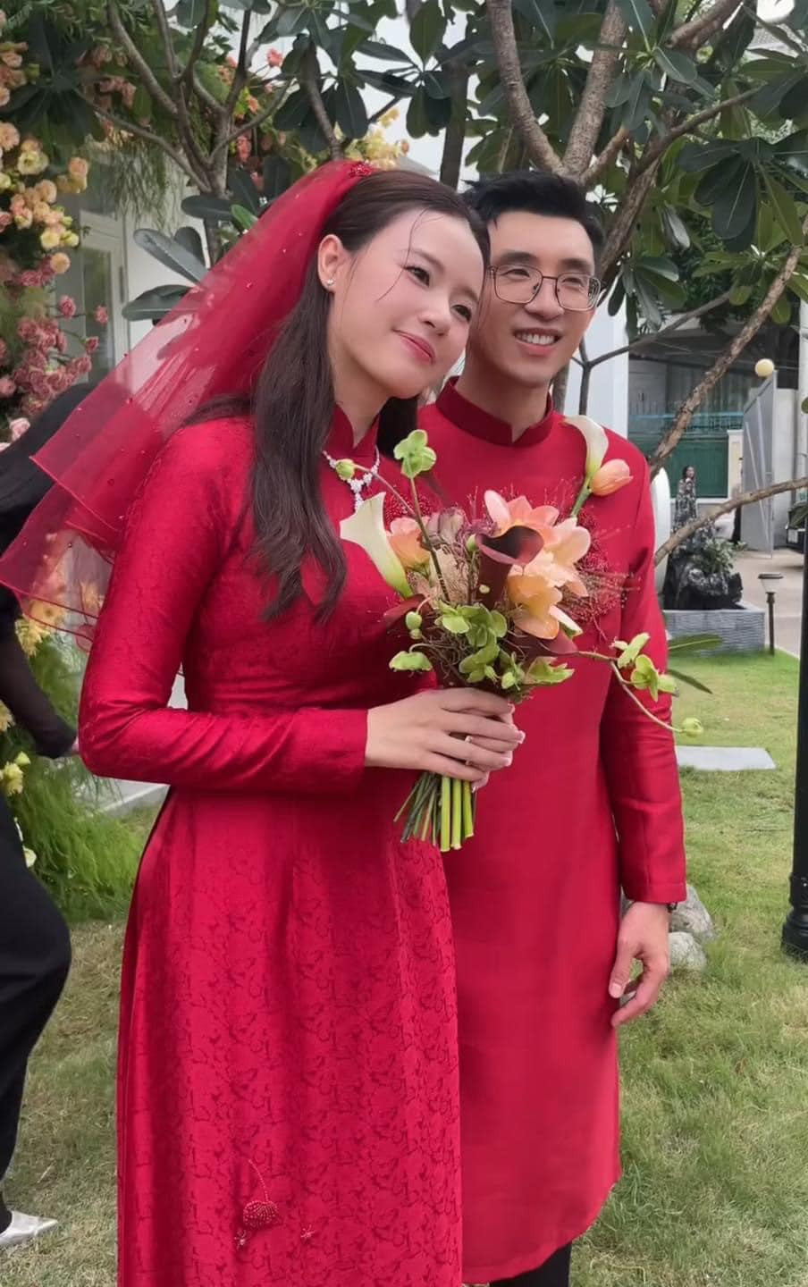 Trong lễ vu quy, cô dâu mặc áo dài truyền thống đính hoa mơ, thể hiện sự gắn kết, bền chặt. Khoảnh khắc hạnh phúc của Midu - Minh Đạt được chia sẻ nhiều trên mạng xã hội. Trong lễ vu quy, cô dâu mặc áo dài truyền thống đính hoa mơ, thể hiện sự gắn kết, bền chặt. Khoảnh khắc hạnh phúc của Midu - Minh Đạt được chia sẻ nhiều trên mạng xã hội.