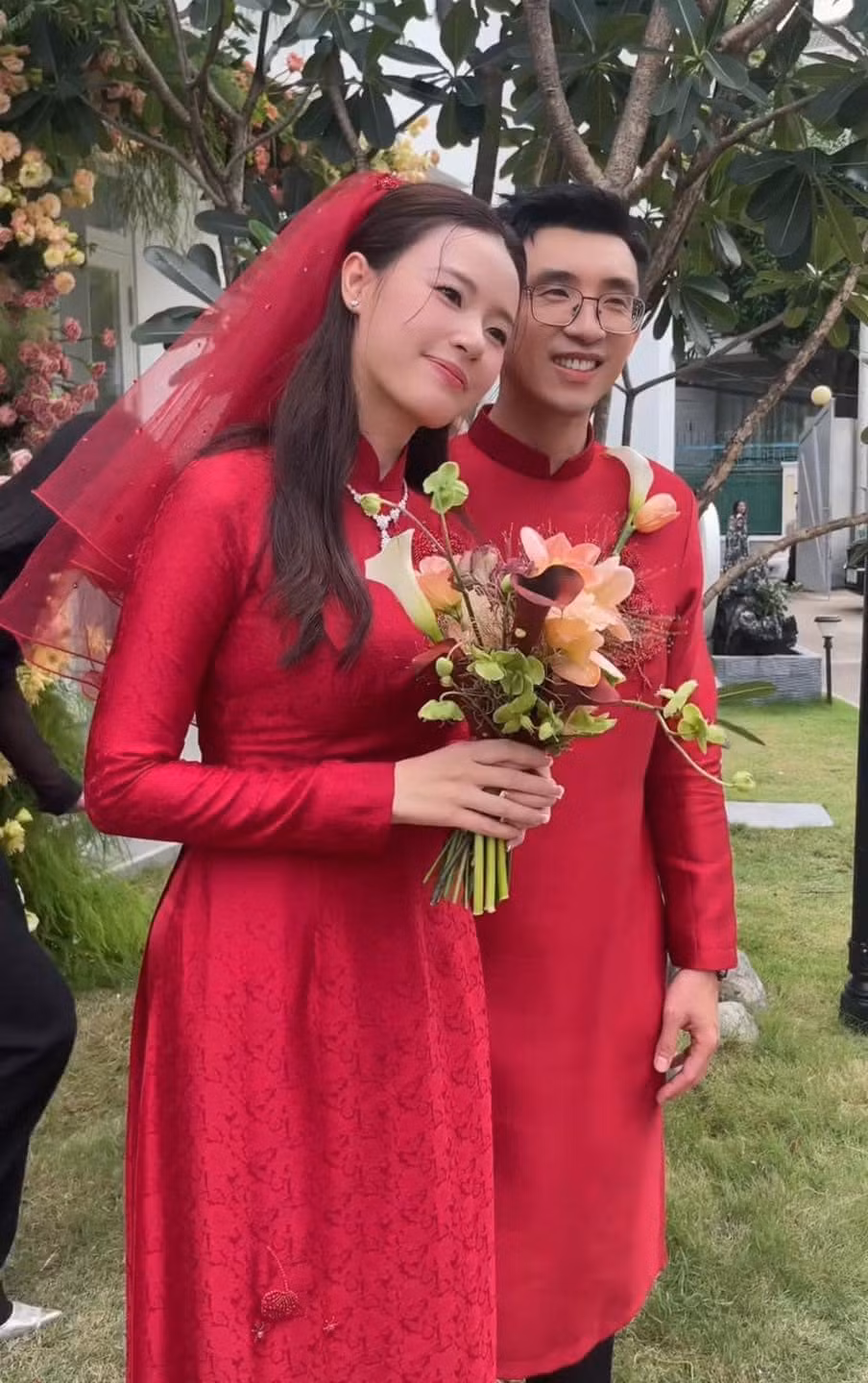 Trong lễ vu quy, cô dâu mặc áo dài truyền thống đính hoa mơ, thể hiện sự gắn kết, bền chặt. Khoảnh khắc hạnh phúc của Midu - Minh Đạt được chia sẻ nhiều trên mạng xã hội.