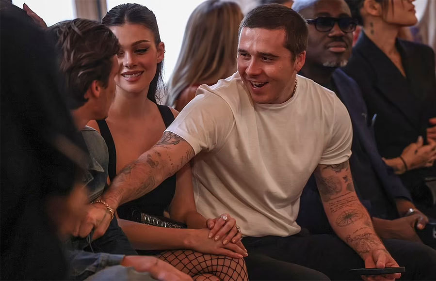 Vợ chồng Brooklyn và Nicola Peltz sang Pháp ủng hộ mẹ. Phong cách bụi bặm của con trai cả nhà Beck gây chú ý. Trong số ba người con trai, Brooklyn làm đủ thứ nghề, gần nhất là đầu bếp, không có khiếu nghệ thuật hay đá bóng như em trai Romeo và Cruz. Vợ chồng Brooklyn và Nicola Peltz sang Pháp ủng hộ mẹ. Phong cách bụi bặm của con trai cả nhà Beck gây chú ý. Trong số ba người con trai, Brooklyn làm đủ thứ nghề, gần nhất là đầu bếp, không có khiếu nghệ thuật hay đá bóng như em trai Romeo và Cruz.