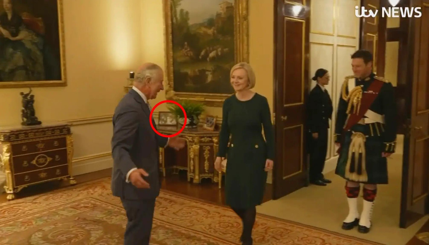 Ảnh cưới Harry - Meghan Markle xuất hiện trong văn phòng của Vua Charles III. Ảnh: ITV. Ảnh cưới Harry - Meghan Markle xuất hiện trong văn phòng của Vua Charles III. Ảnh: ITV.