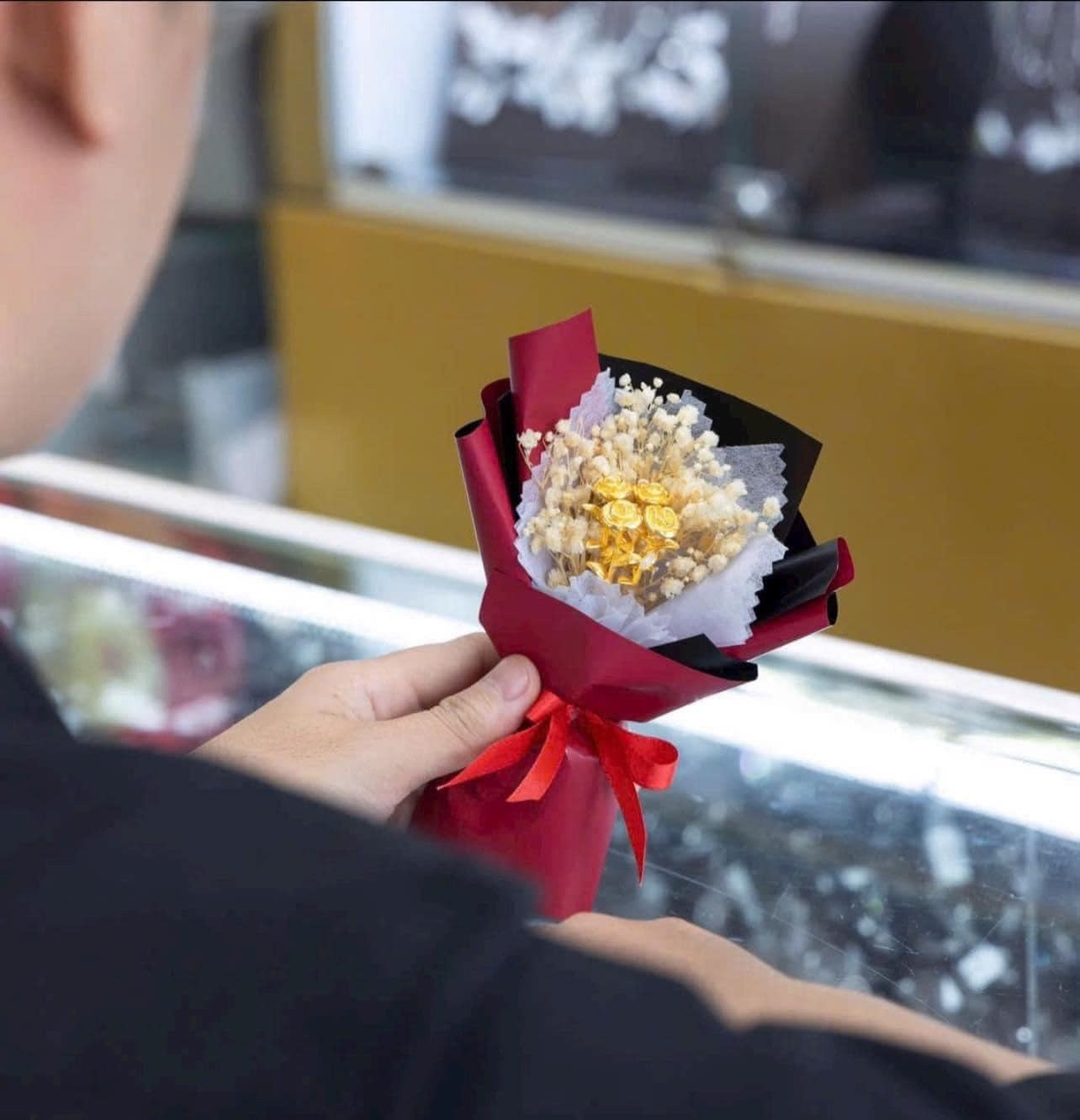 Sản phẩm hoa hồng mini đắt khách dịp lễ 20/10. Ảnh: Vàng bạc Bảo Sơn.