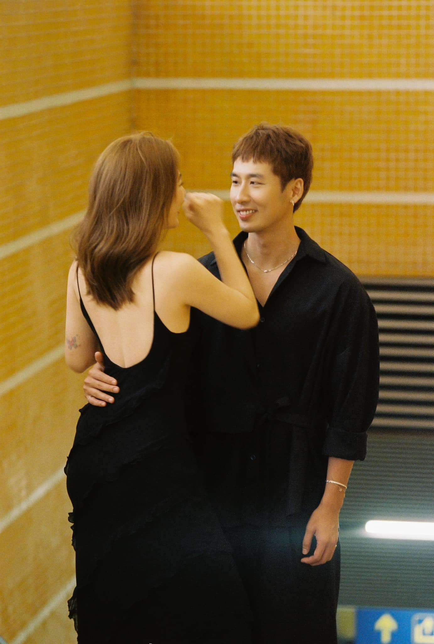 "Chúng tôi dành thời gian gặp nhau, chia sẻ về góc nhìn, cuộc sống để hiểu cá tính của nhau, điều gì đối phương không thích. Tôi muốn lên phim khán giả phải tin vào diễn xuất của chúng tôi", Tuấn Trần nói về cách làm việc với Phương Anh Đào trên Mai.