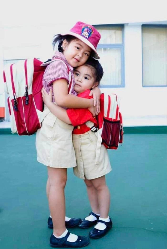 Nhân dịp con gái lớn tốt nghiệp cấp ba, Dạ Thảo chia sẻ bức ảnh Lọ Lem và Hạt Dẻ những ngày đầu đi học. Nhân dịp con gái lớn tốt nghiệp cấp ba, Dạ Thảo chia sẻ bức ảnh Lọ Lem và Hạt Dẻ những ngày đầu đi học.