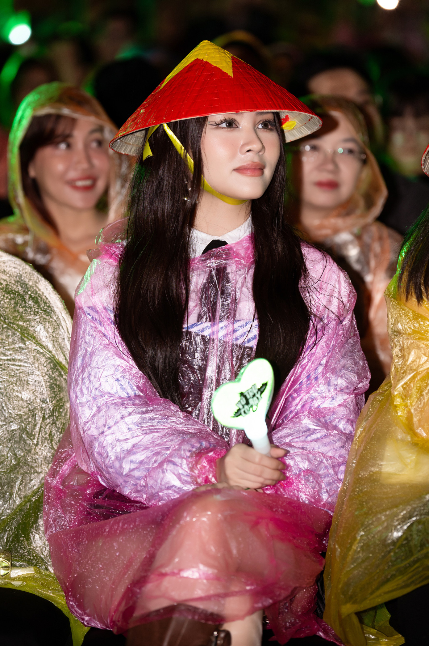 Á hậu Thủy Tiên, Hoa hậu Mai Phương, Lan Khuê ngồi đội mưa xem concert của Phương Mỹ Chi.